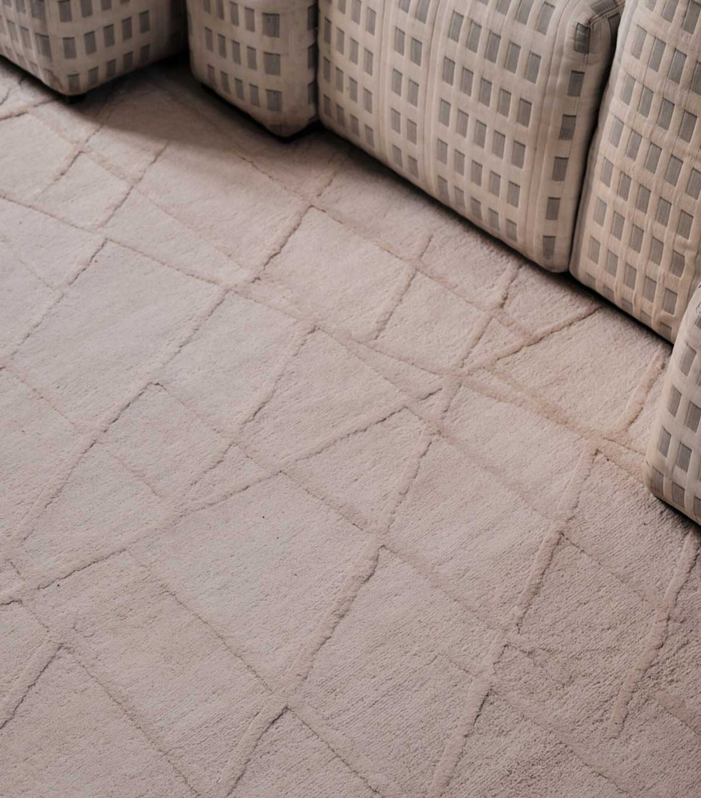 x Kelly Wearstler Riven Alabaster Rug (2.44m x 3.05m) NEUTRAL Image 4