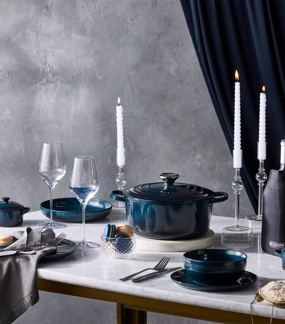 Enamelled Cast Iron Round Casserole Dish (28cm) NO COLOUR Image 7