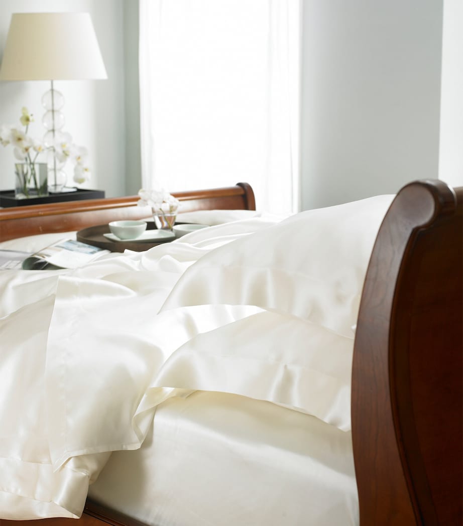 Silk Super King Flat Sheet (280cm x 310cm) IVORY Image 4