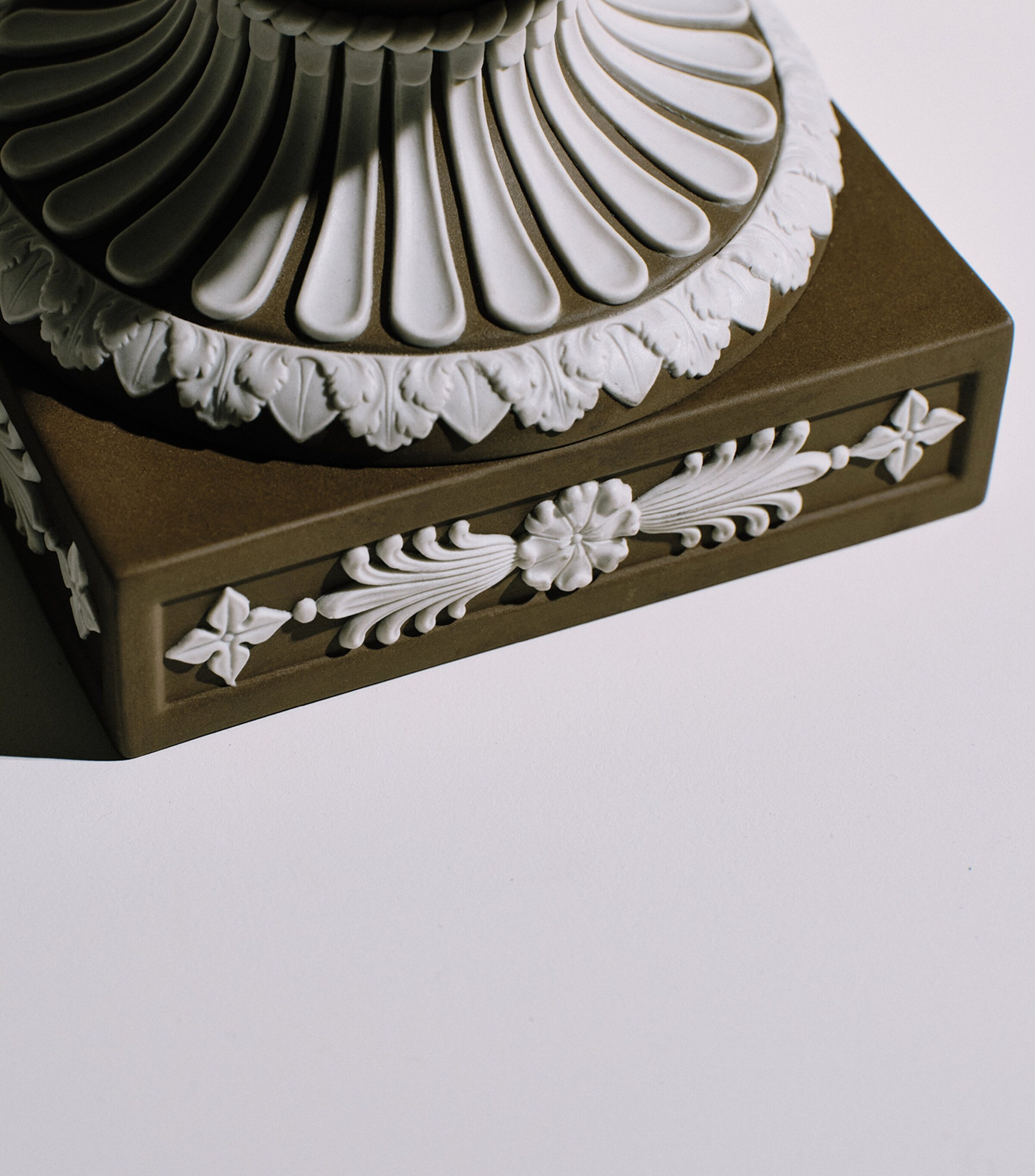 Iconic Borghese Vase (46.5cm) GREEN Image 10