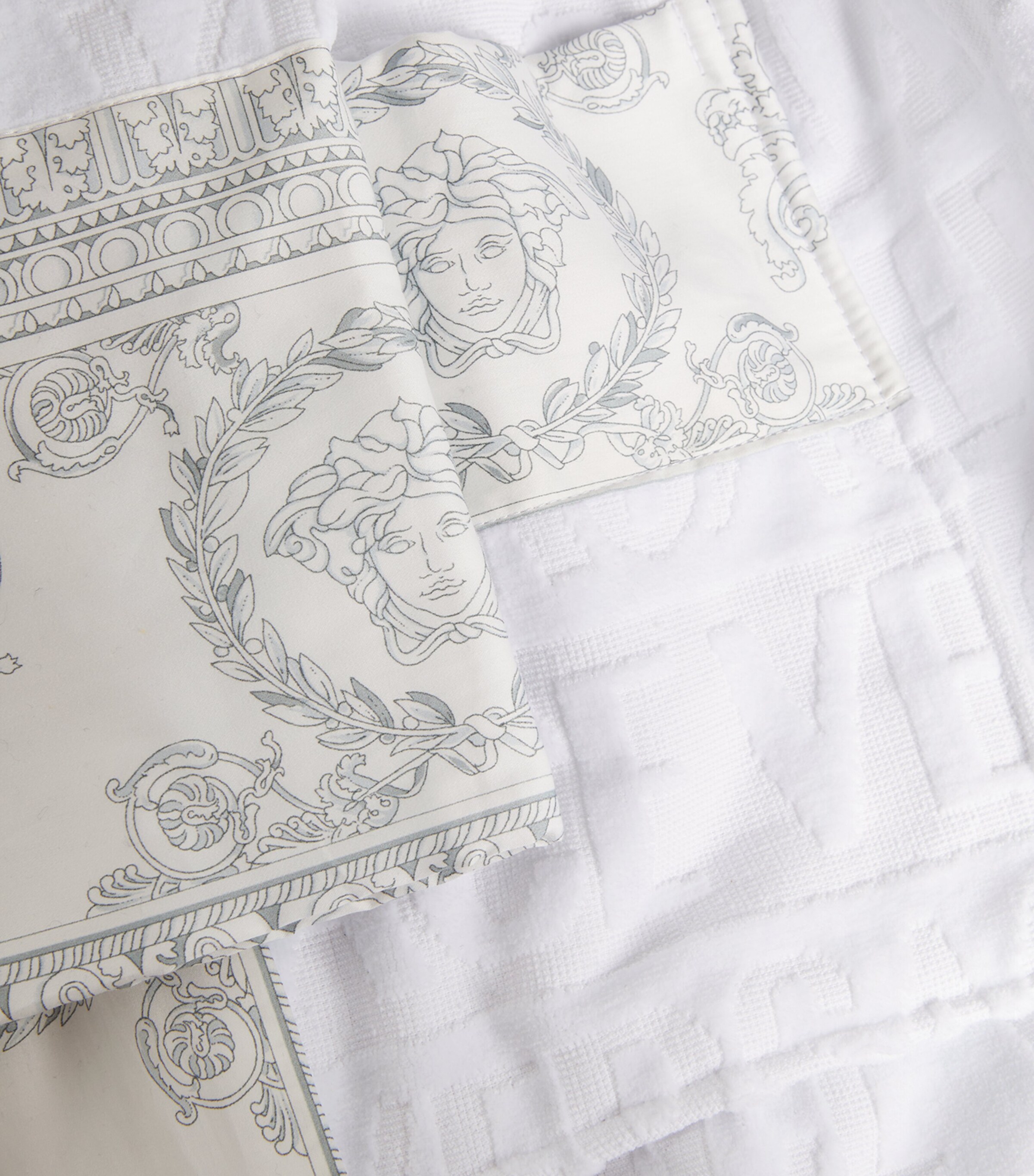 I ♡ Baroque Robe 5W380 WHT/WHT Image 4