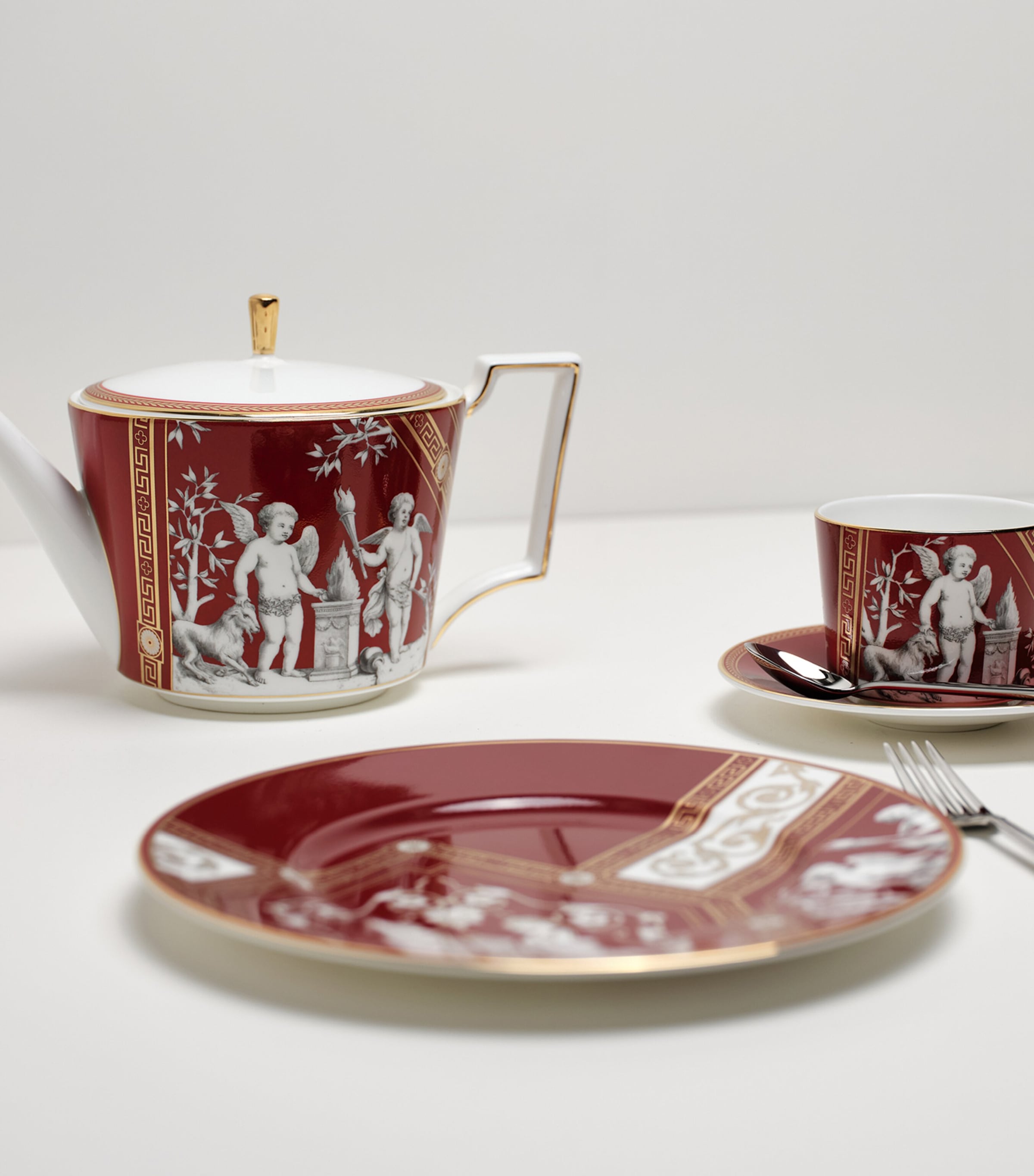 Wedgwood Bone China Renaissance Plate (22cm) Red Image 2