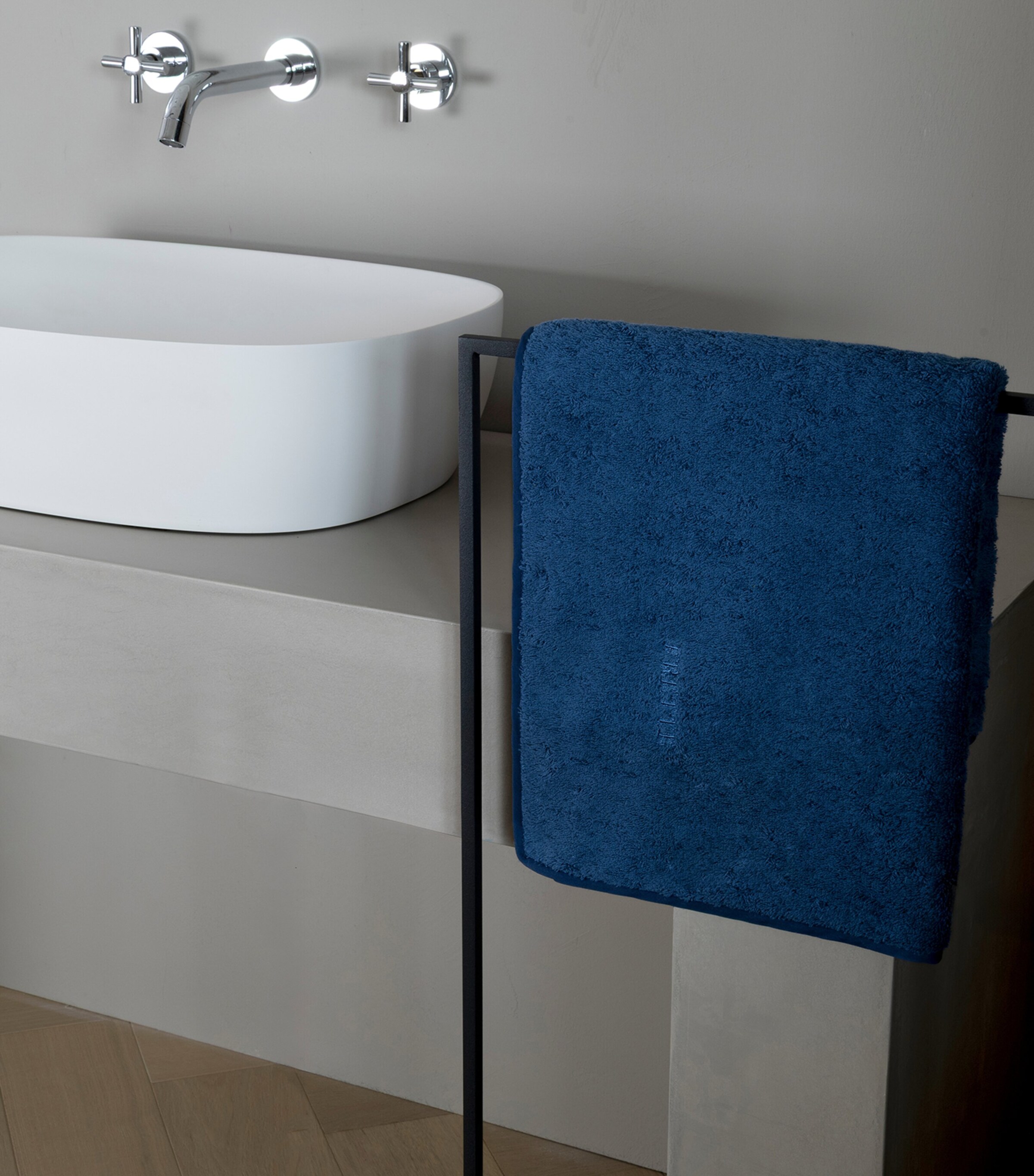 Frette Cotton Unito Bath Towel (60cm x 110cm) Indigo Blue Image 2