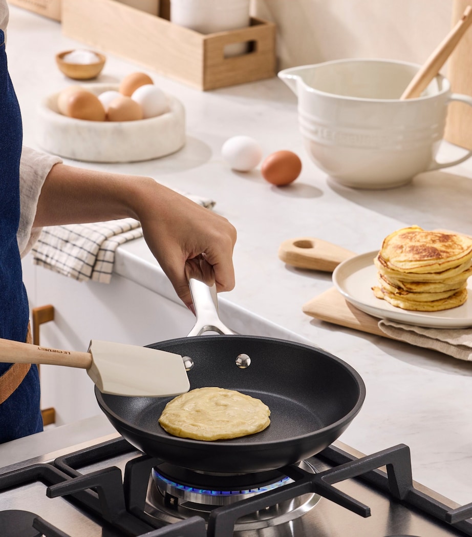Le Creuset Non-Stick Shallow Frying Pan (22cm) Image 9