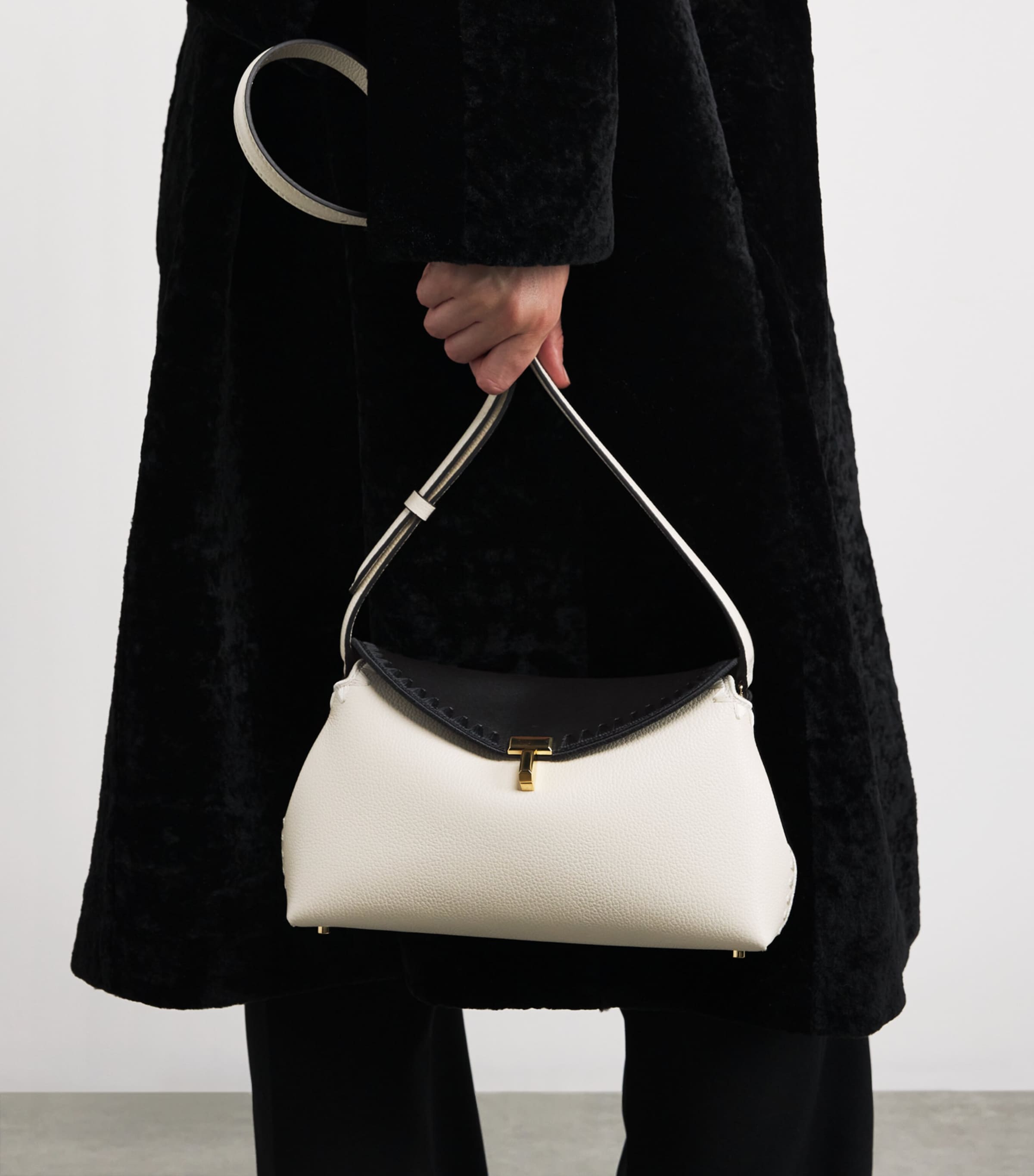 Leather T-Lock Clutch Bag 349 BLACK/MILK Image 2