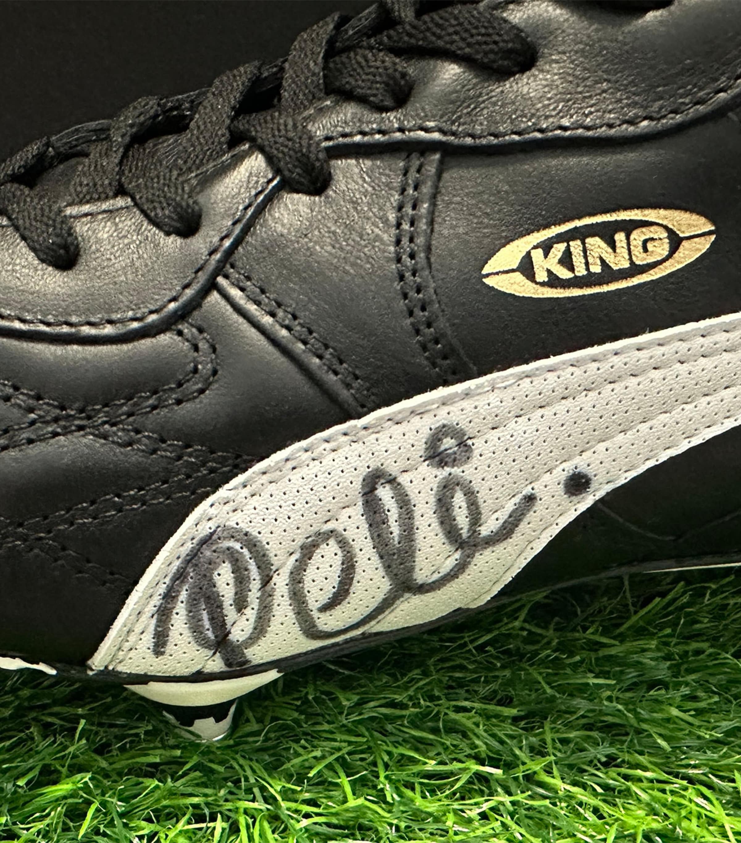 Leipzig Galleries Pelé Signed Vintage Puma King Football Boot Display Image 2