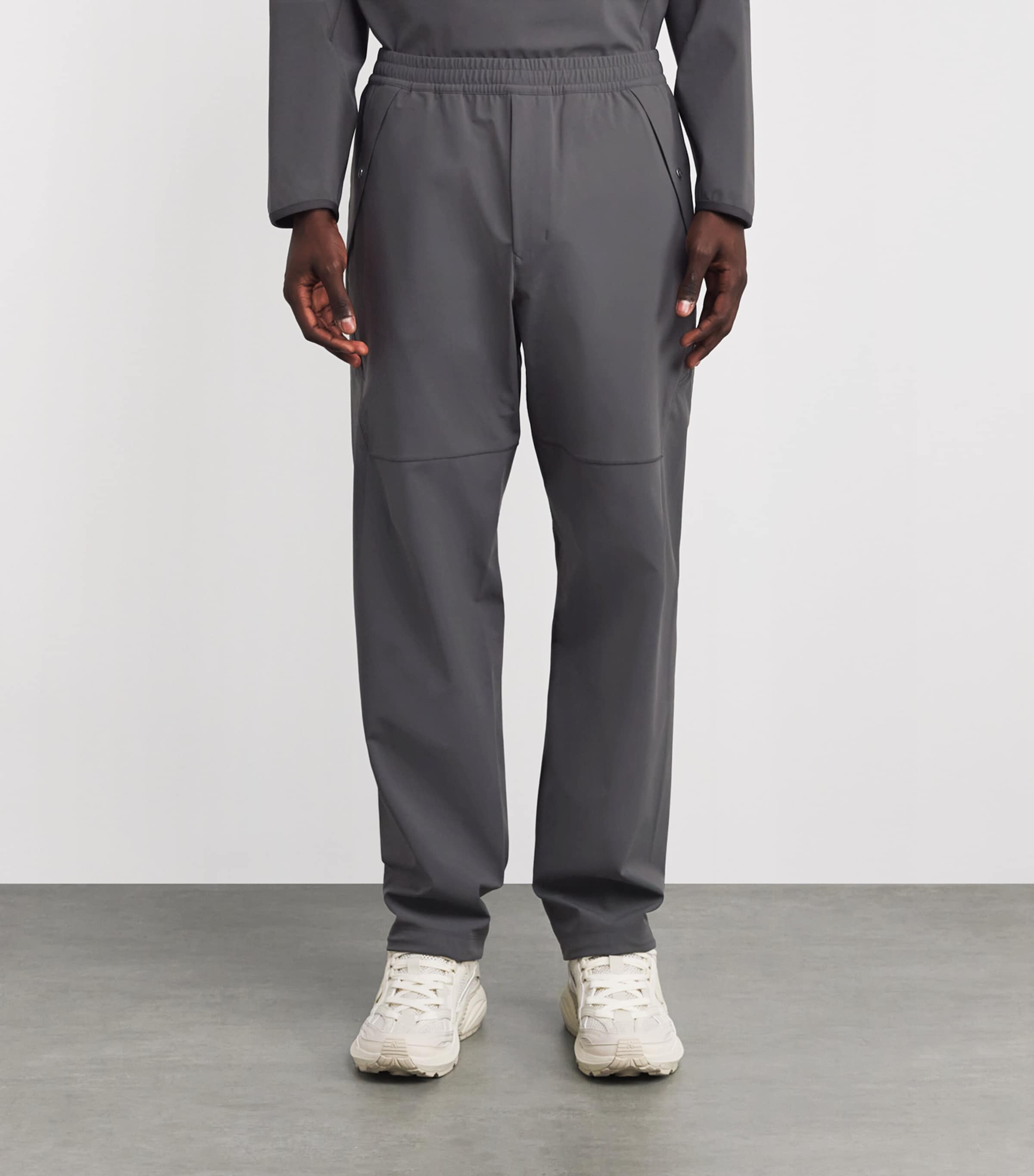 Water-Resistant Coated Sweatpants V0062 Image 3