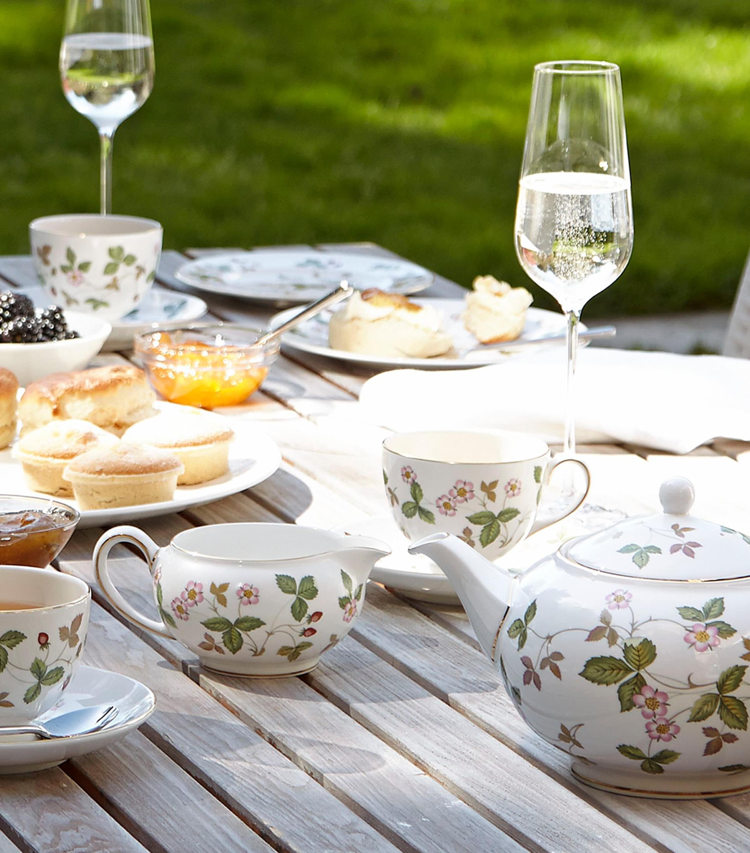  WILD STRAWBERRY 5点セット Wedgwood Wild Strawberry Cream Jug | Harrods SA