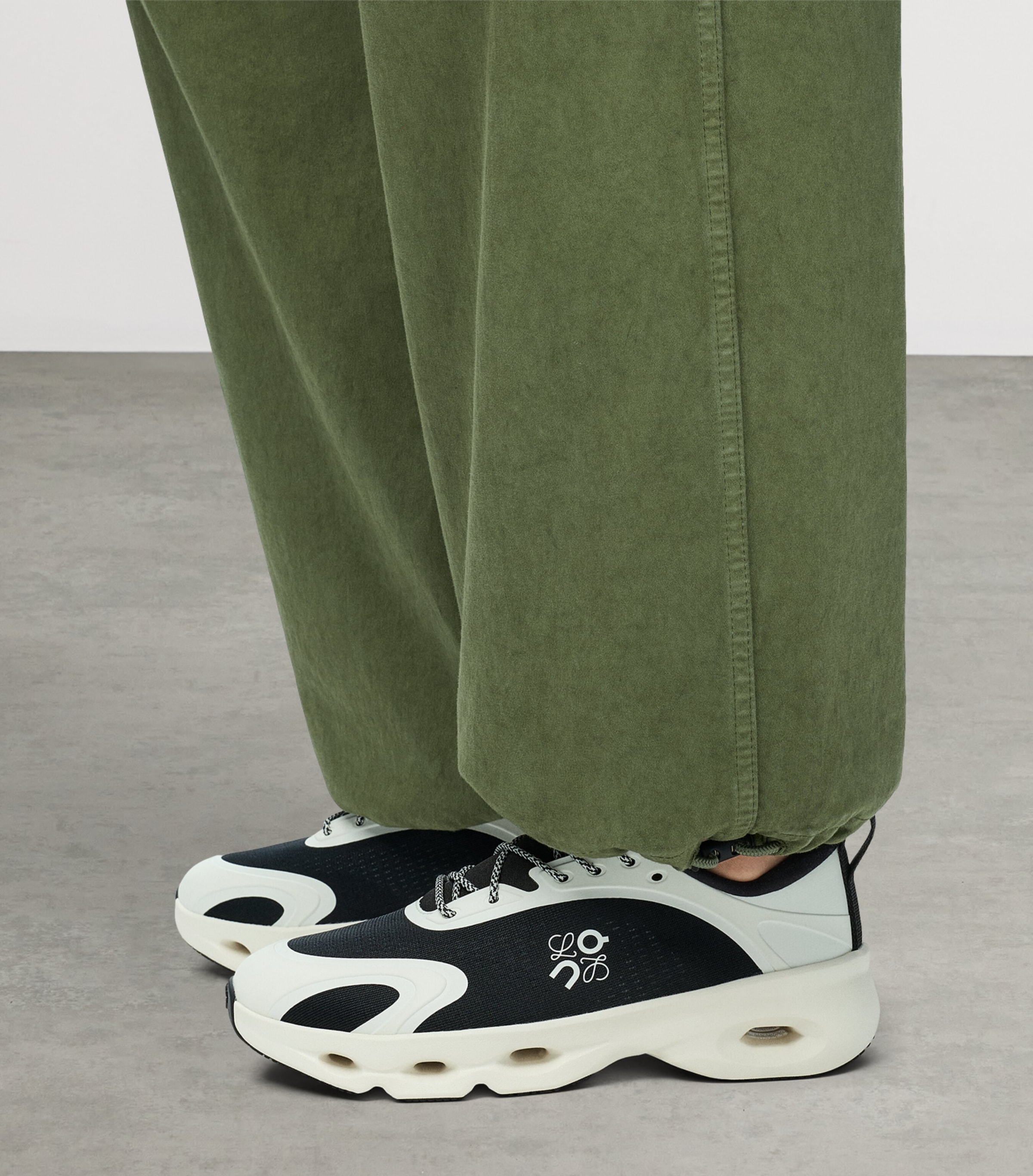 LOEWE x On Cloudsolo Trainers Black/eggshell Image 2