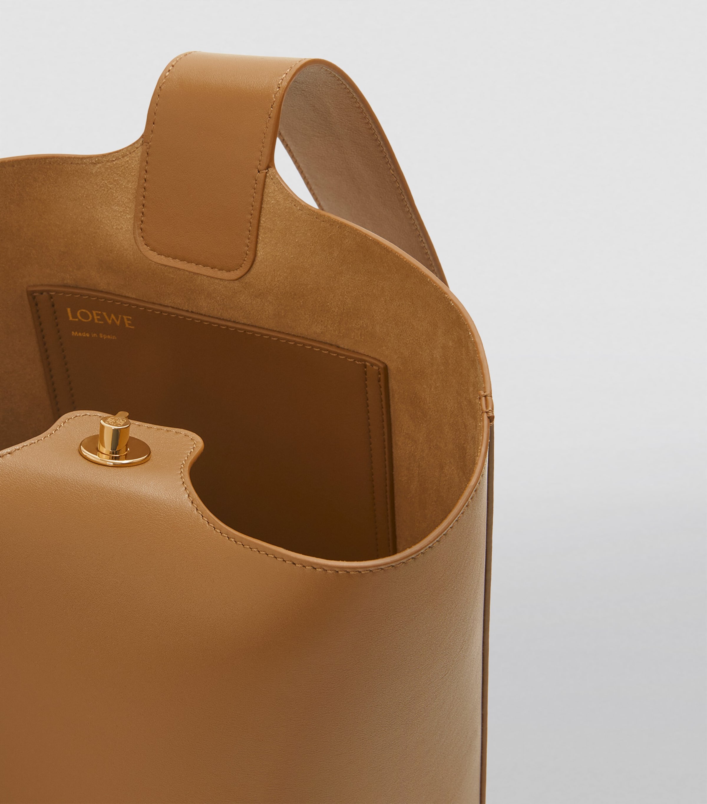 Medium Pebble-Calfskin Bucket Bag OAK Image 4