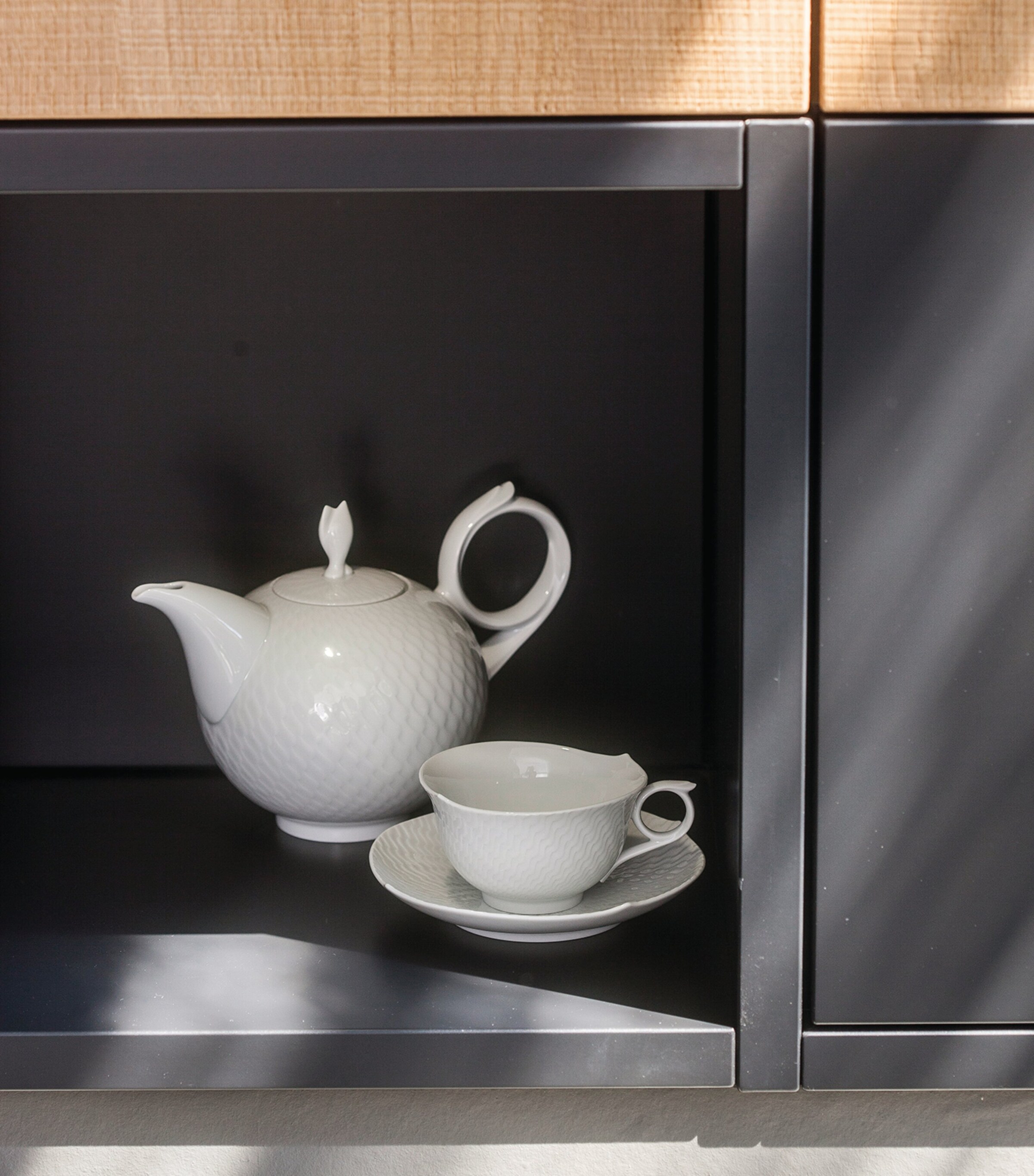 Waves Relief Teapot WHITE Image 8