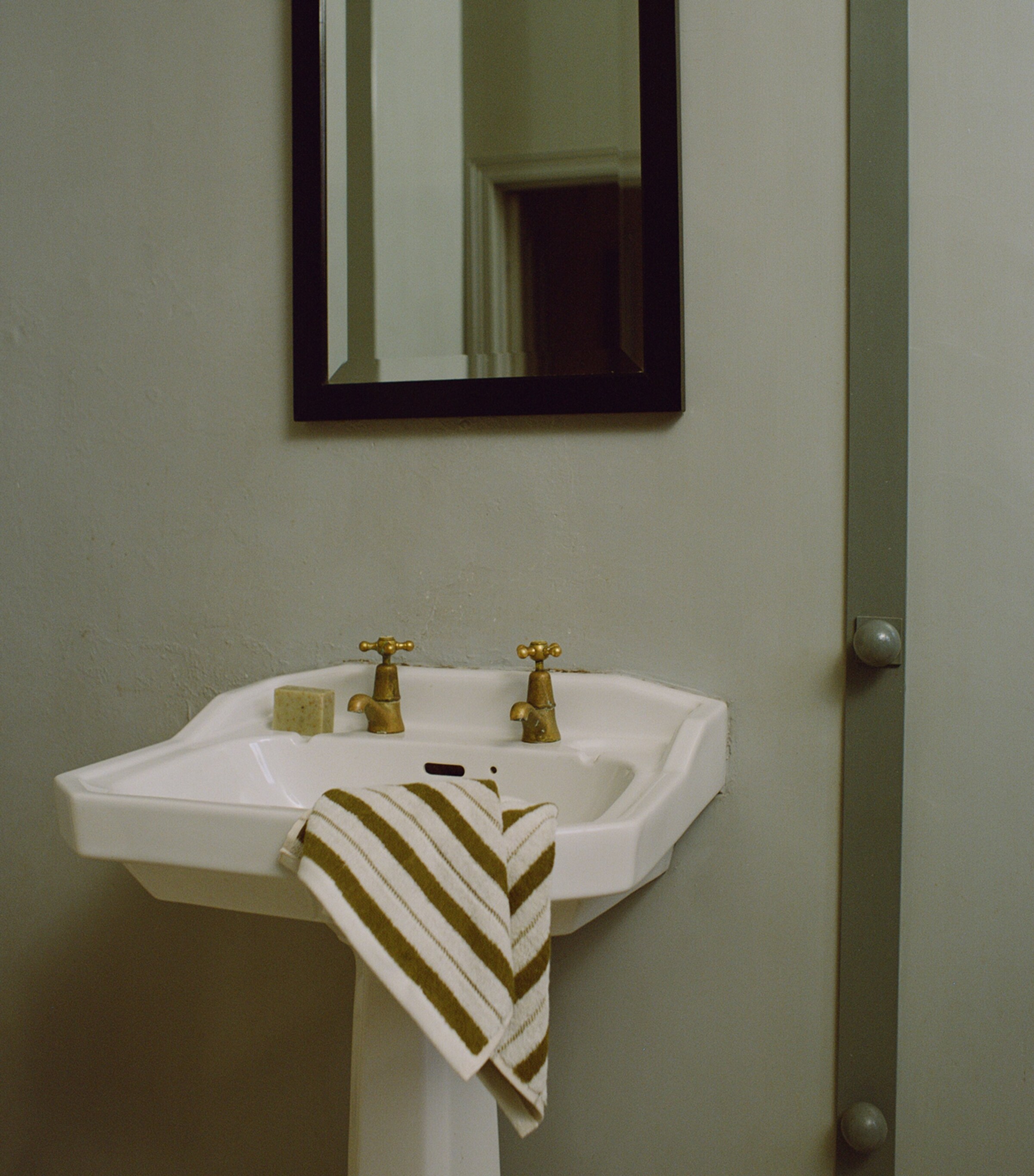 Organic Cotton San Luis Hand Towel (30cm x 80cm) CAPER / CHALK Image 4