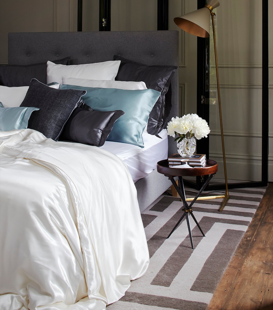 Silk Double Fitted Sheet (140cm x 200cm) IVORY Image 2