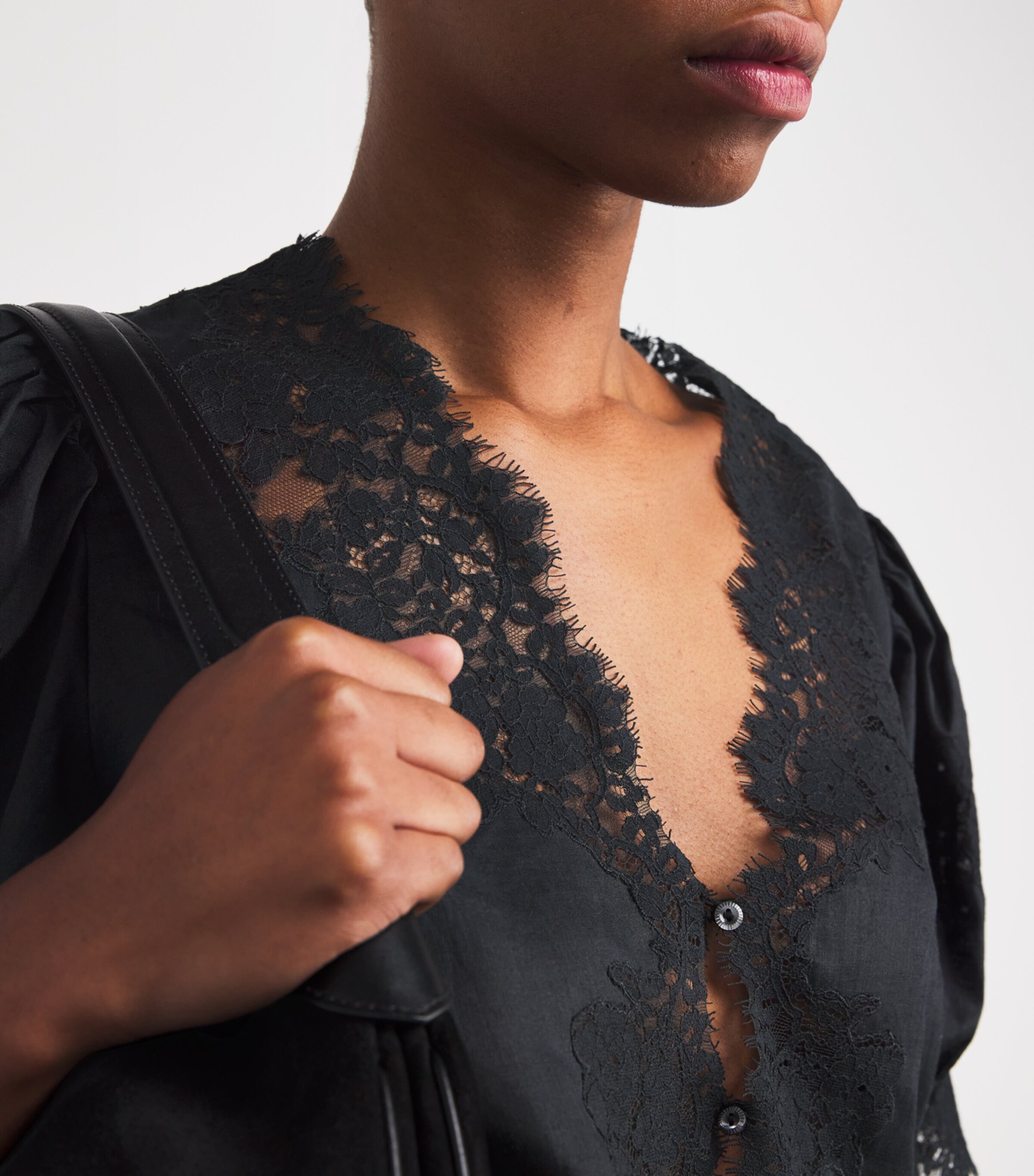 Ramie Lace-Trim Idella Blouse BLACK Image 6