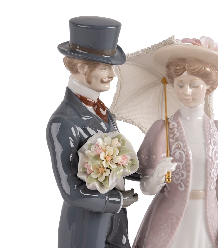 Lladró A Romantic Stroll Figurine Image 4