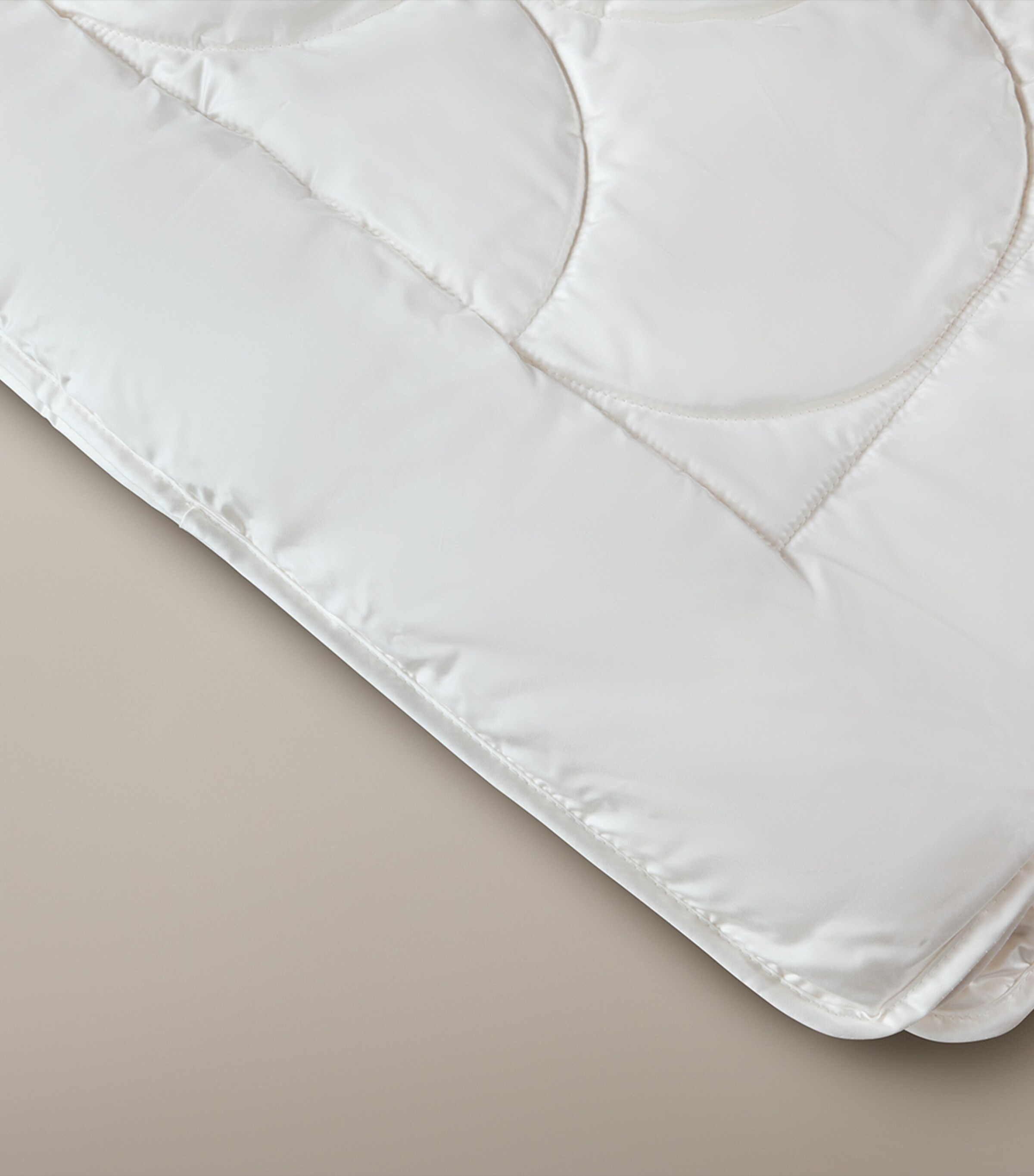 Super King Silk Duvet (4.5 Tog) CHAMPAGNE Image 5