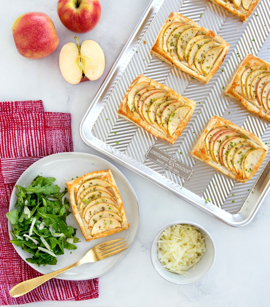 Aluminium Prism Quarter Baking Sheet (33cm x 24cm) SILVER Image 4