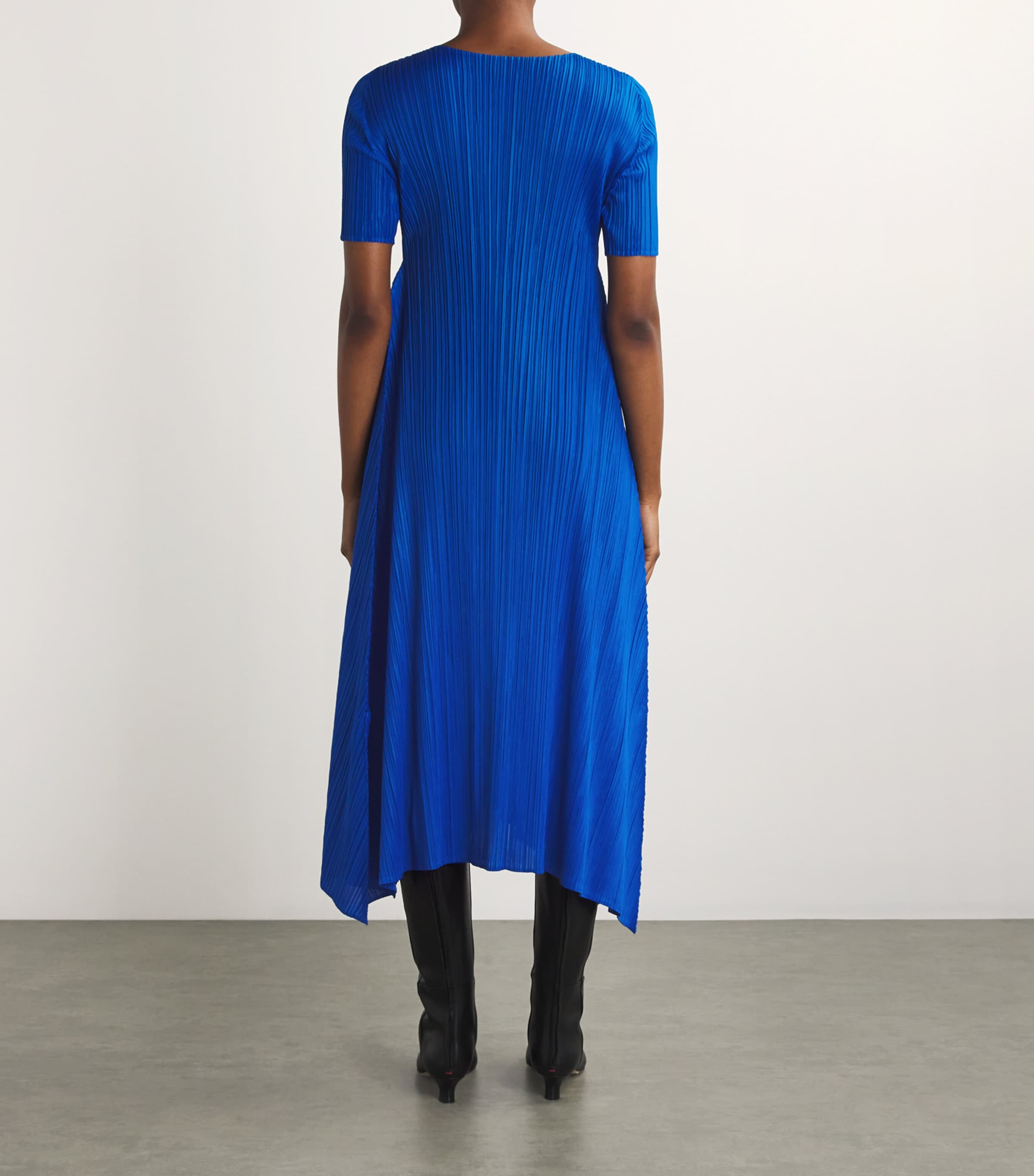 EFFICIENT SQUARE – ISSEY MIYAKE ONLINE STORE