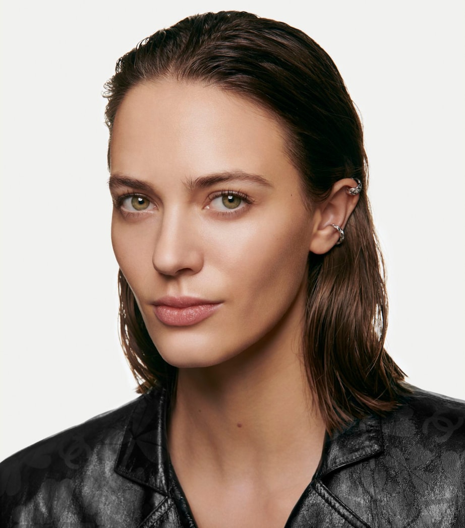 CHANEL SUBLIMAGE L'ESSENCE DE TEINT Ultimate Radiance-Generating Serum Foundation (40ml) BD31 Image 5