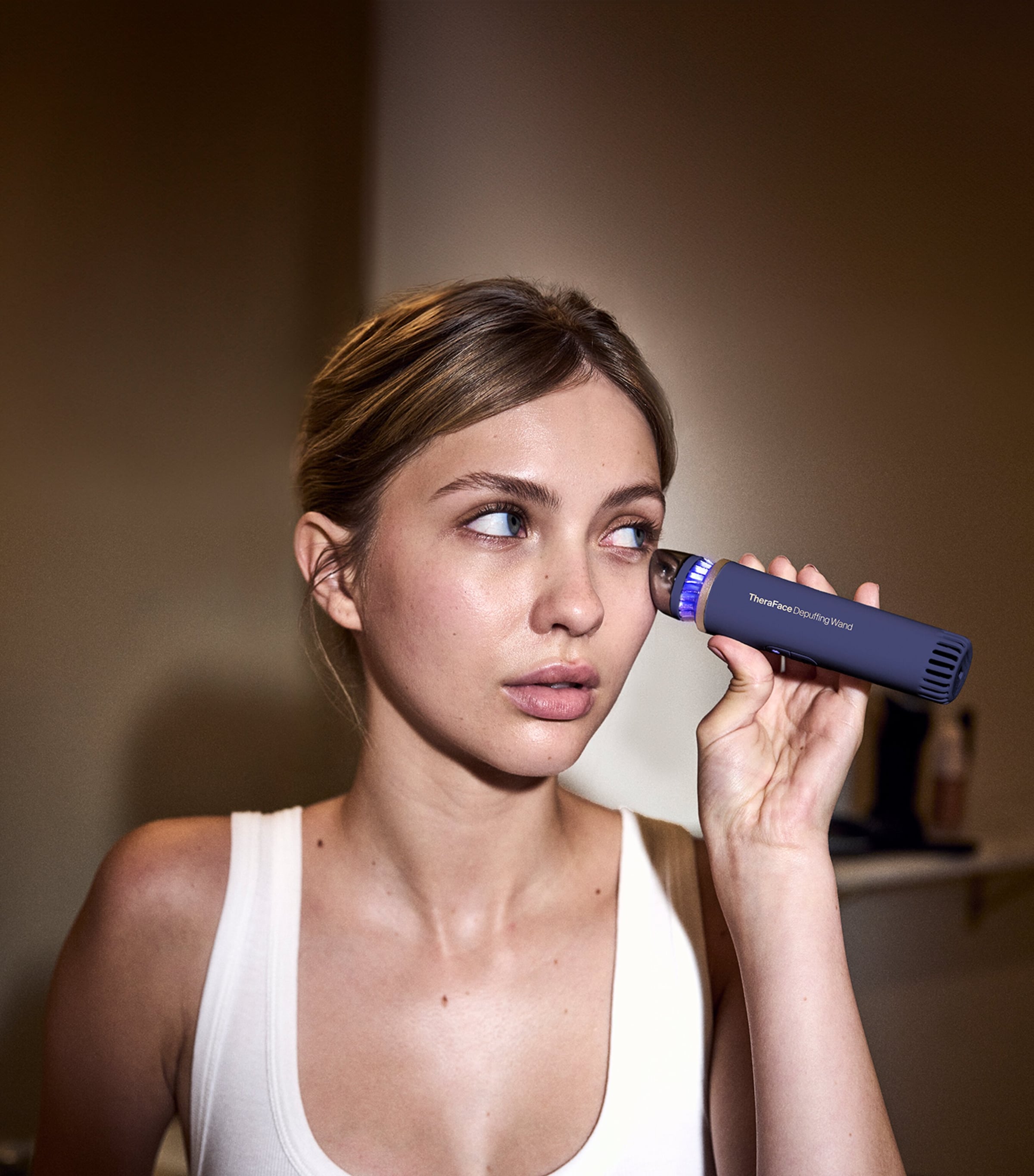 TheraFace Depuffing Wand MIDNIGHT PURPLE Image 3