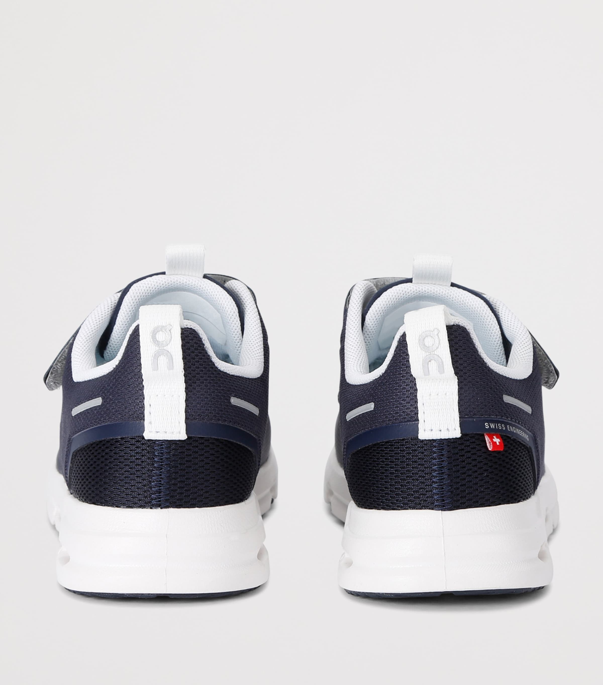 ON Running Cloud Play Trainers Navy Image 4