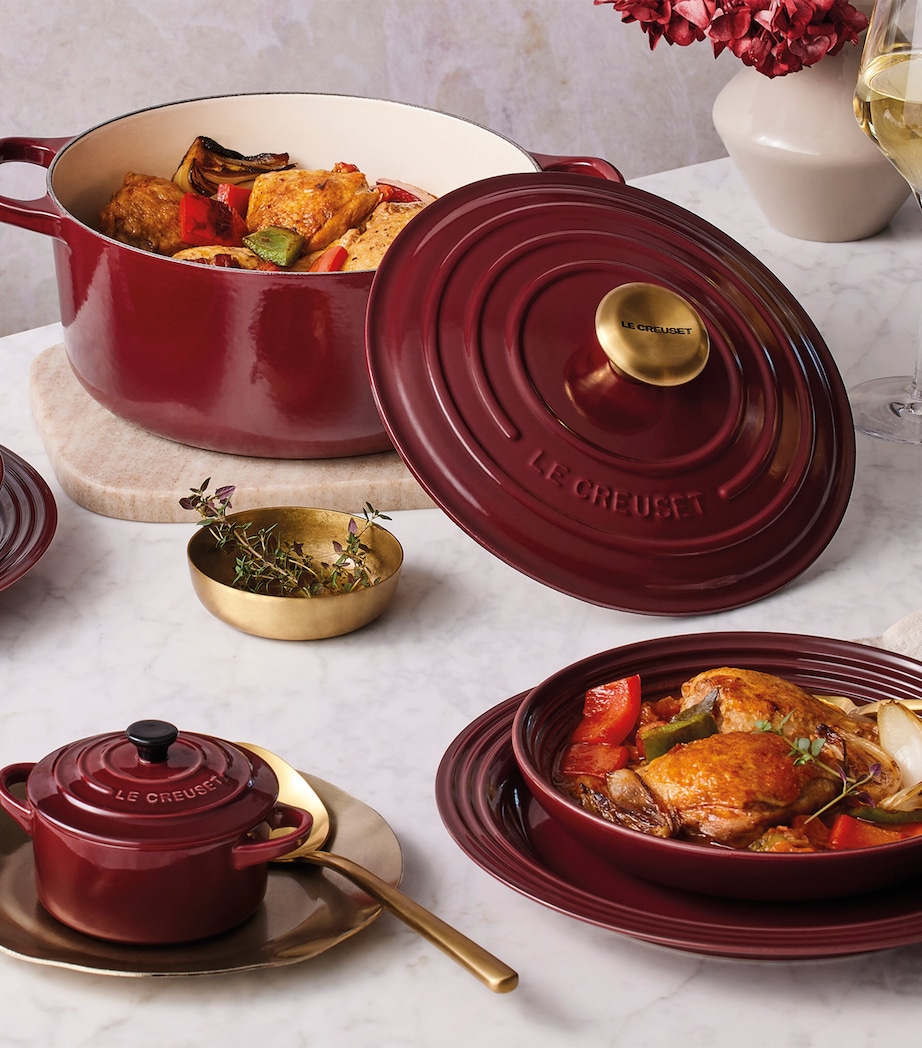 Cast Iron Round Casserole Dish (24cm) GARNET Image 5