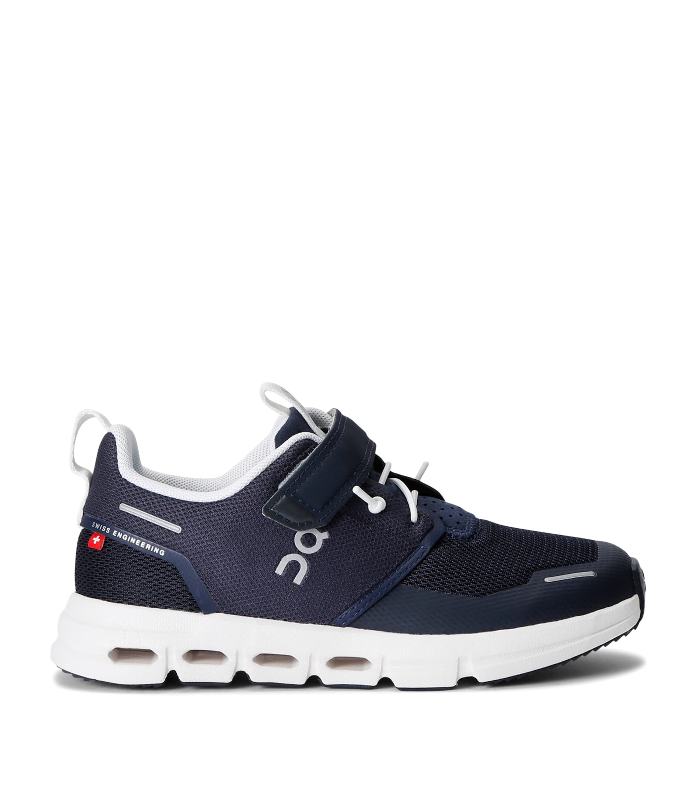 ON Running Cloud Play Trainers Navy Image 1