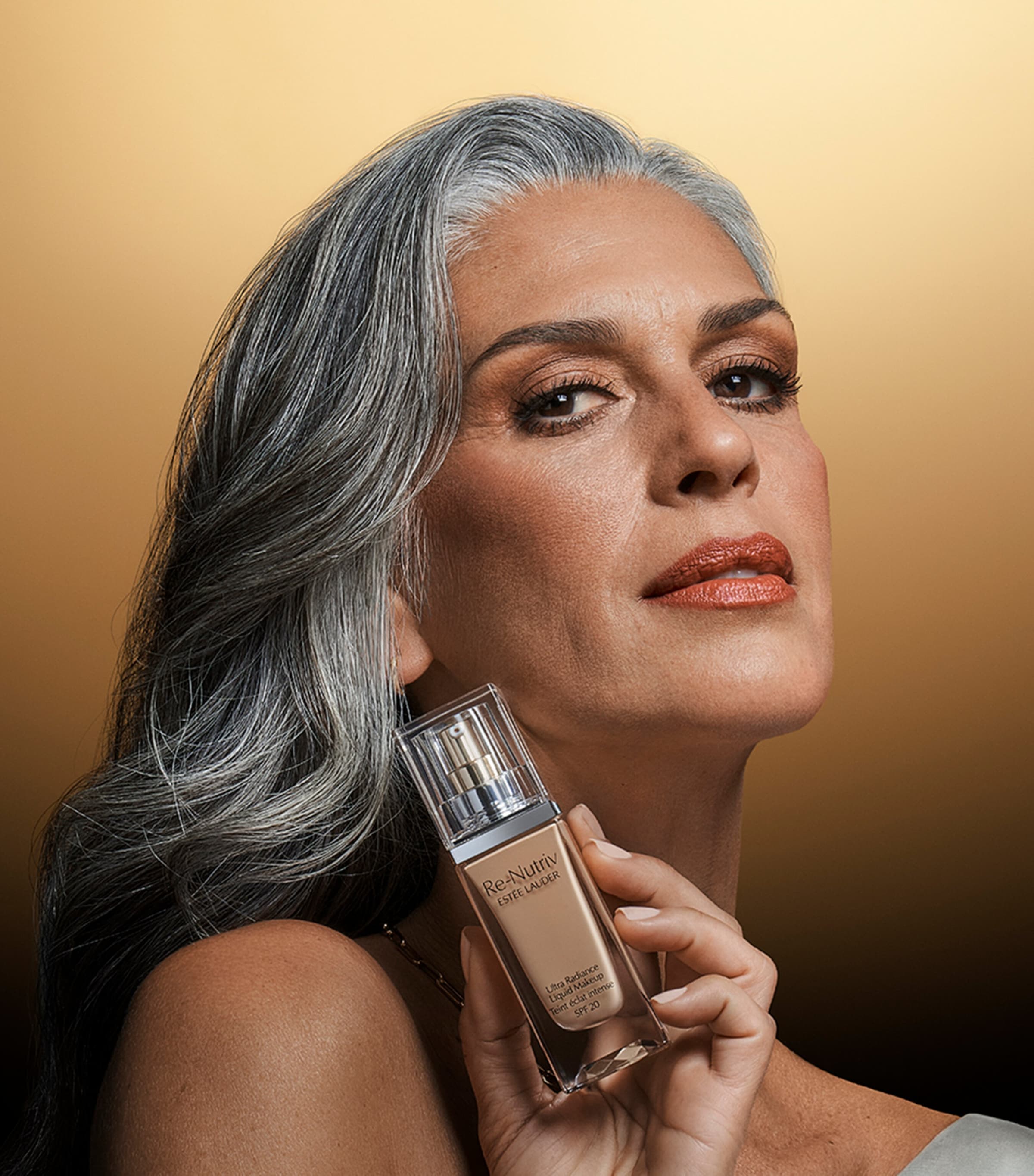 Re-Nutriv Ultra Radiance Liquid Foundation SPF 20 4N1 SHELL BEIGE Image 4