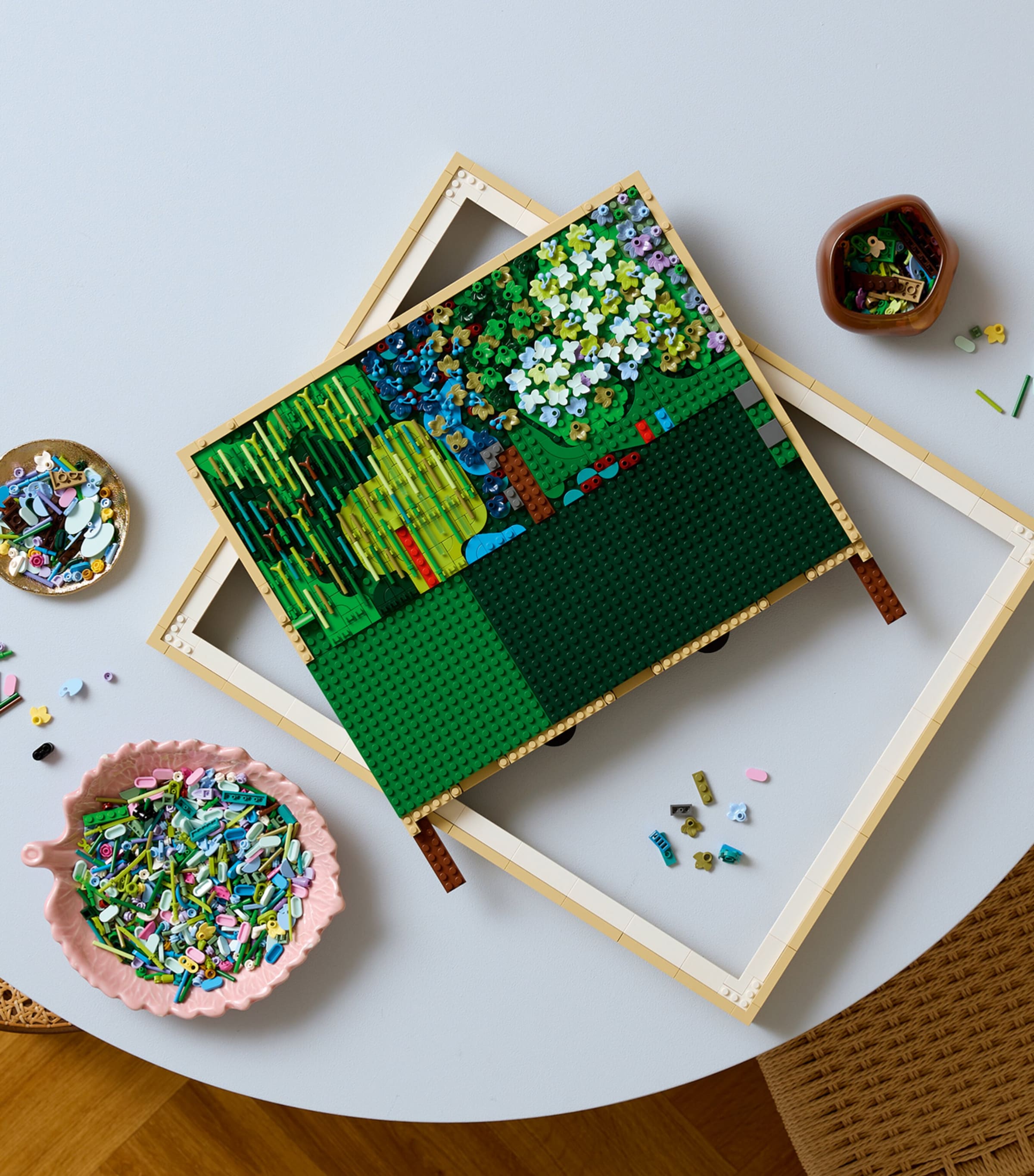 Lego Art Claude Monet – Bridge over a Pond of Water Lilies 31220 Image 3