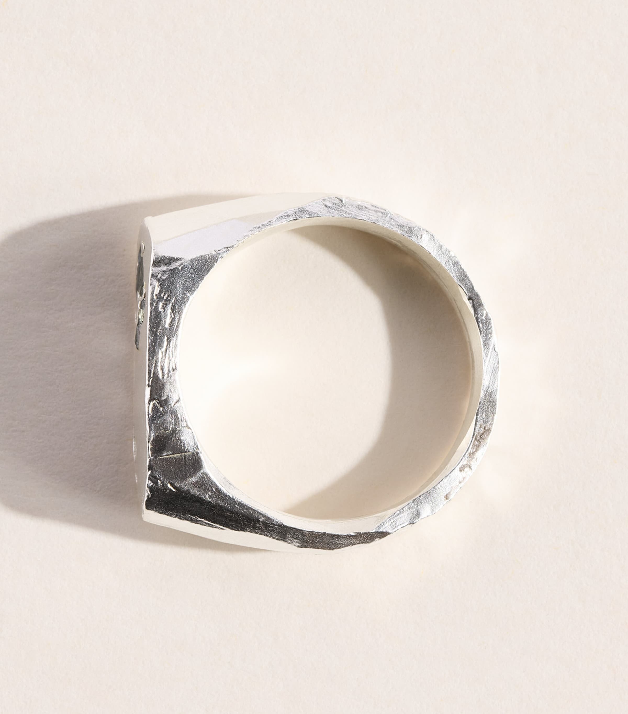 THE OUZE Sterling Silver and Sapphire Oval Signet Ring Silver/blue Image 4