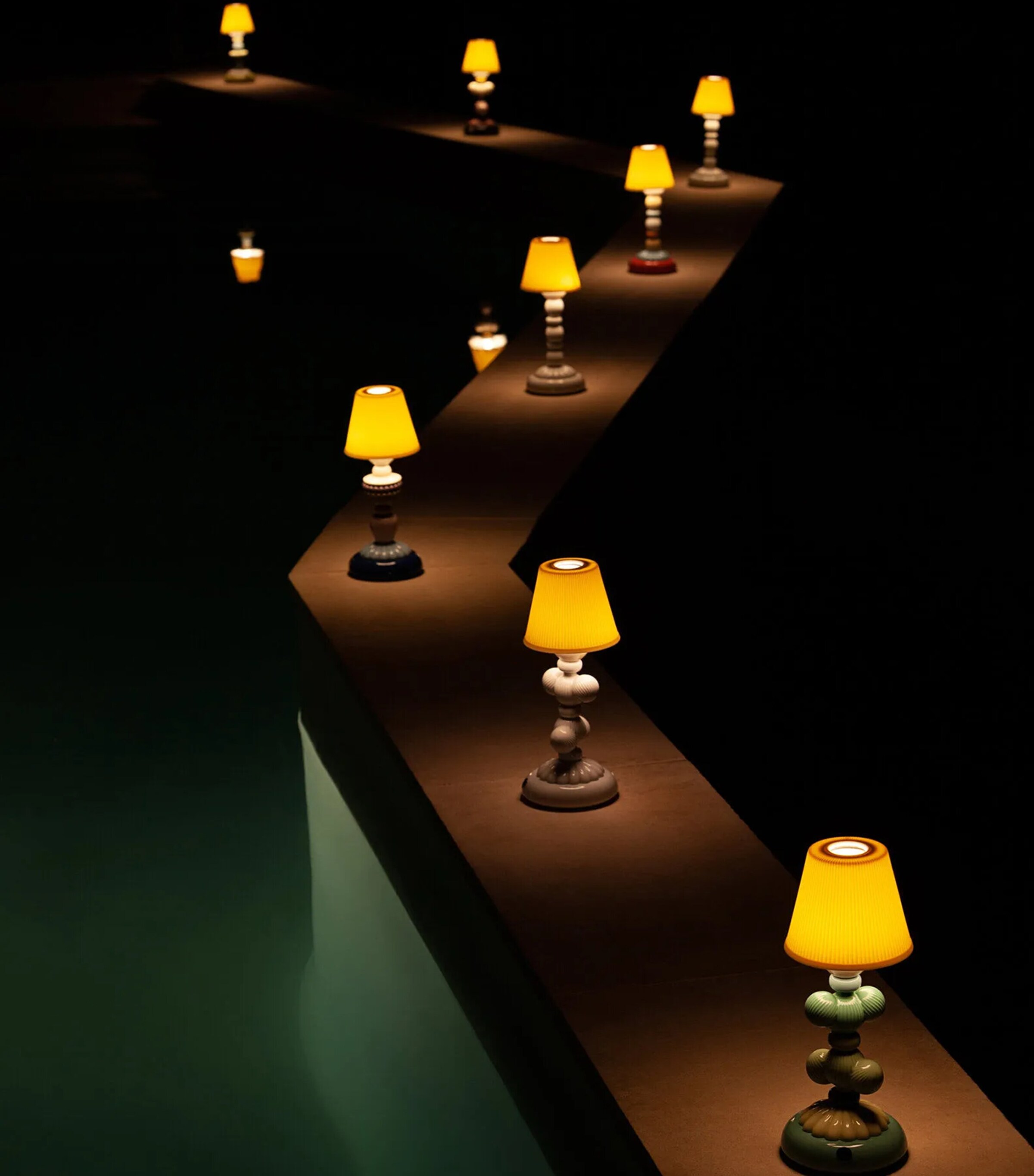 Cranes Dome Table Lamp Image 3