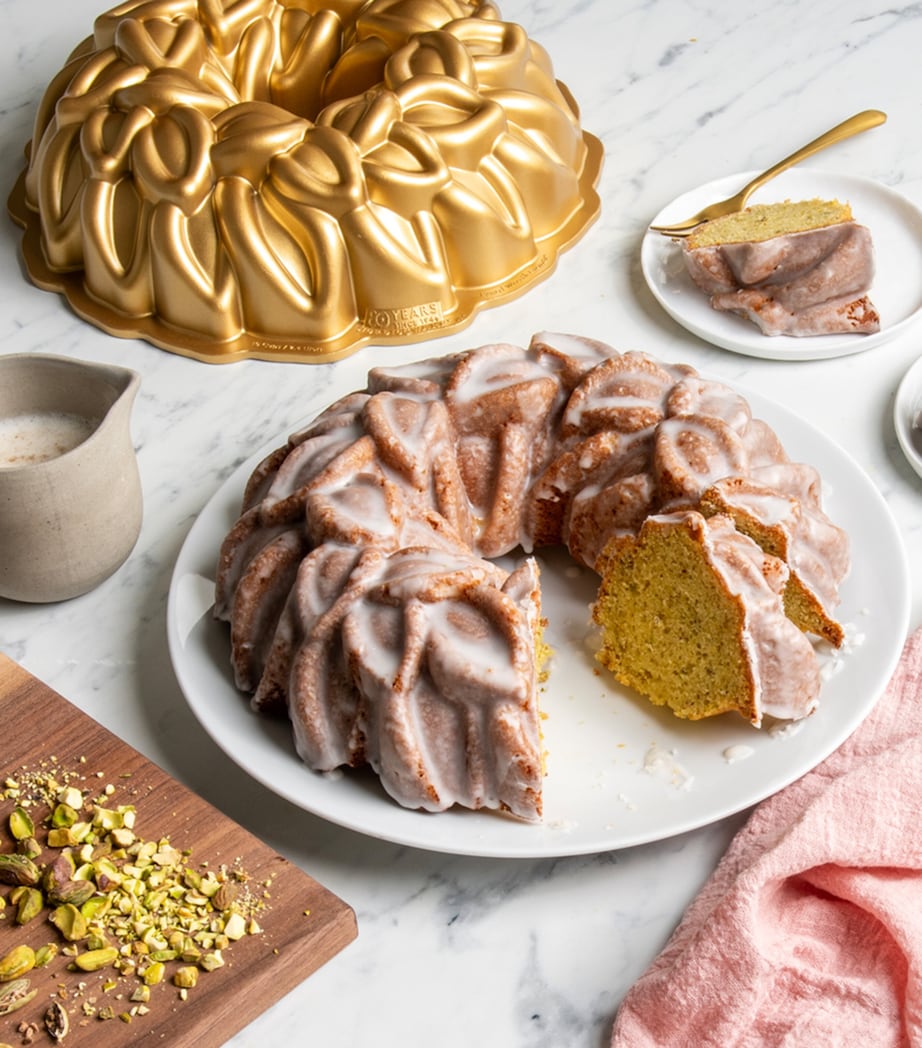 Nordic Ware Laurel Wreath Bundt Pan Gold Image 9
