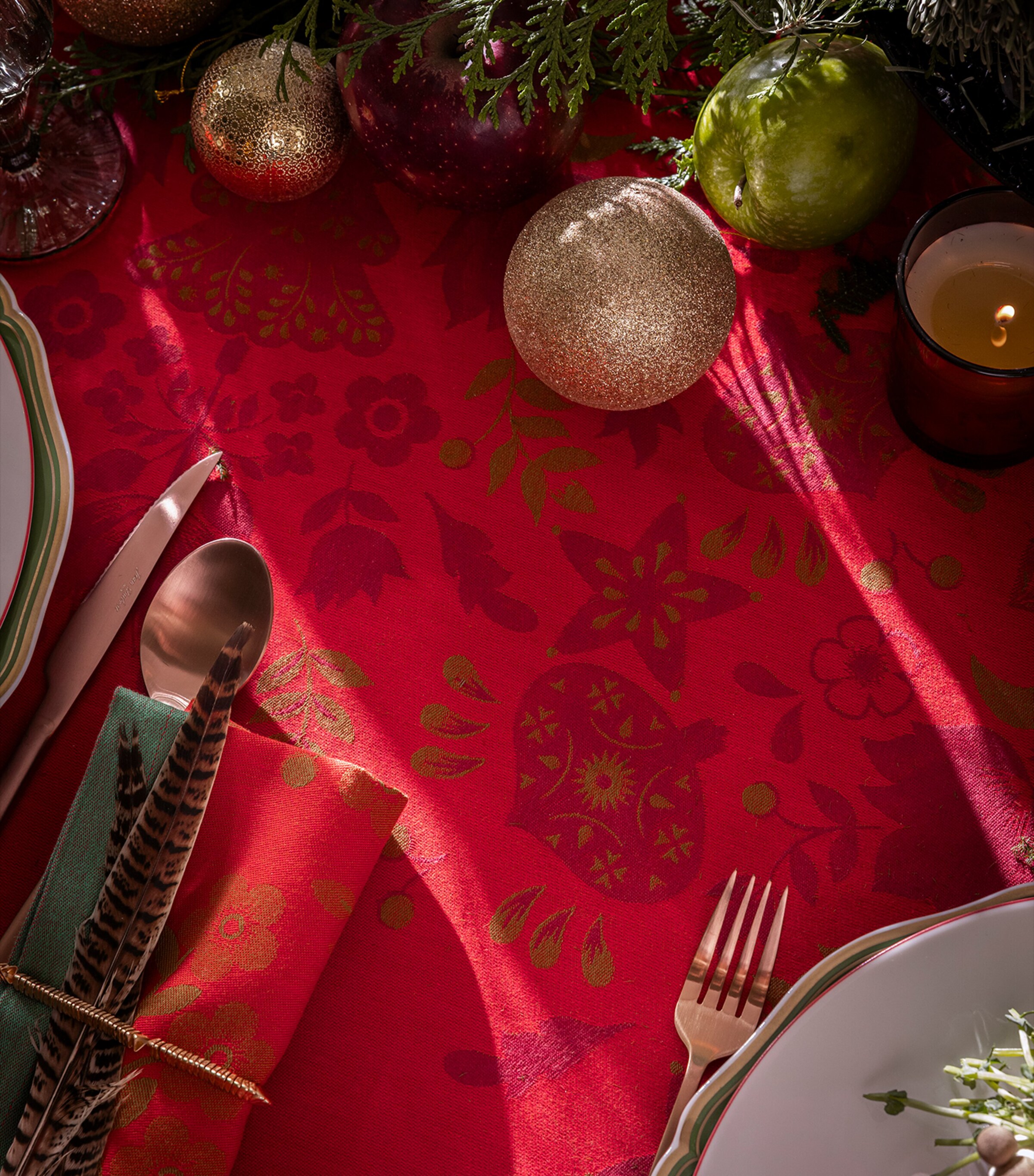 Le Jacquard Français Féerie Tablecloth (175cm x 320cm) Red Image 3