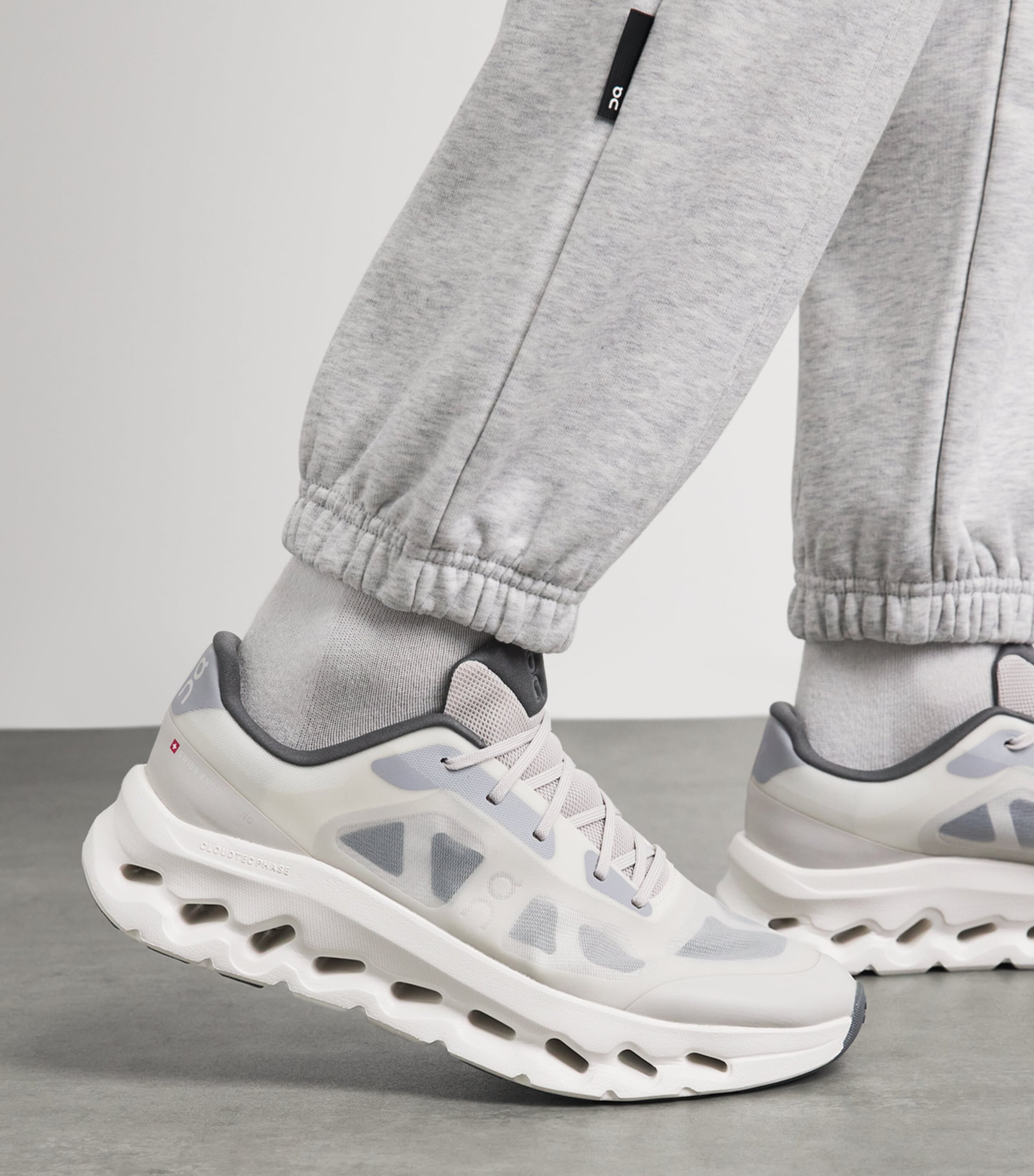 On Mens Cloudtilt Remix Trainers Alloy | Ivory Image 2