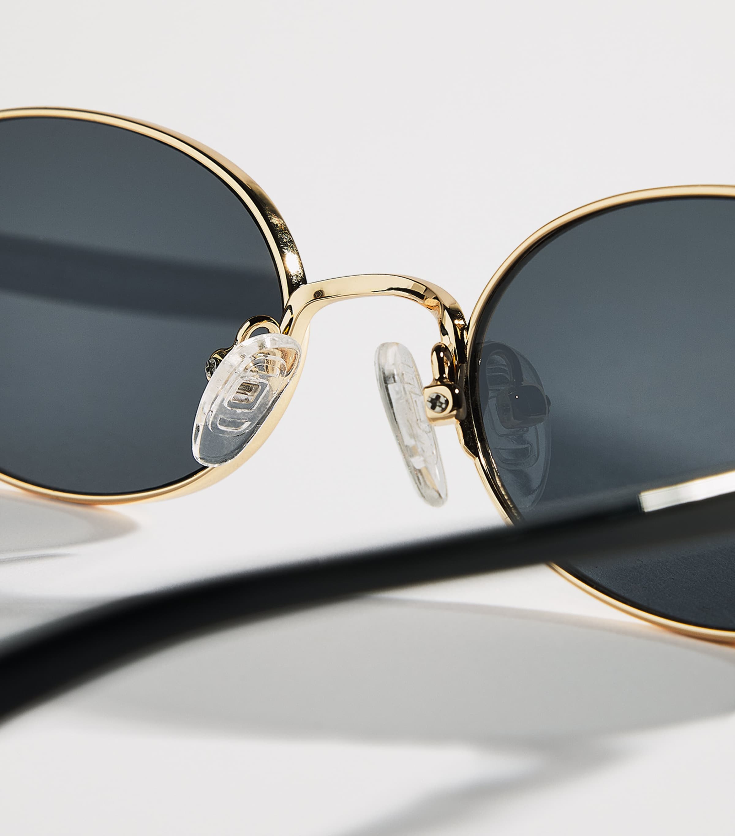 Le Specs Icicle Oval Sunglasses Gol Image 5