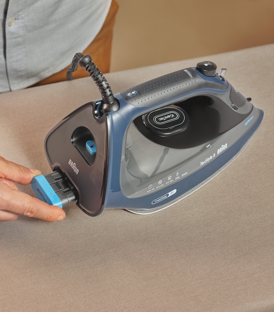 Braun TexStyle 9 Steam Iron Dark Blue Image 4