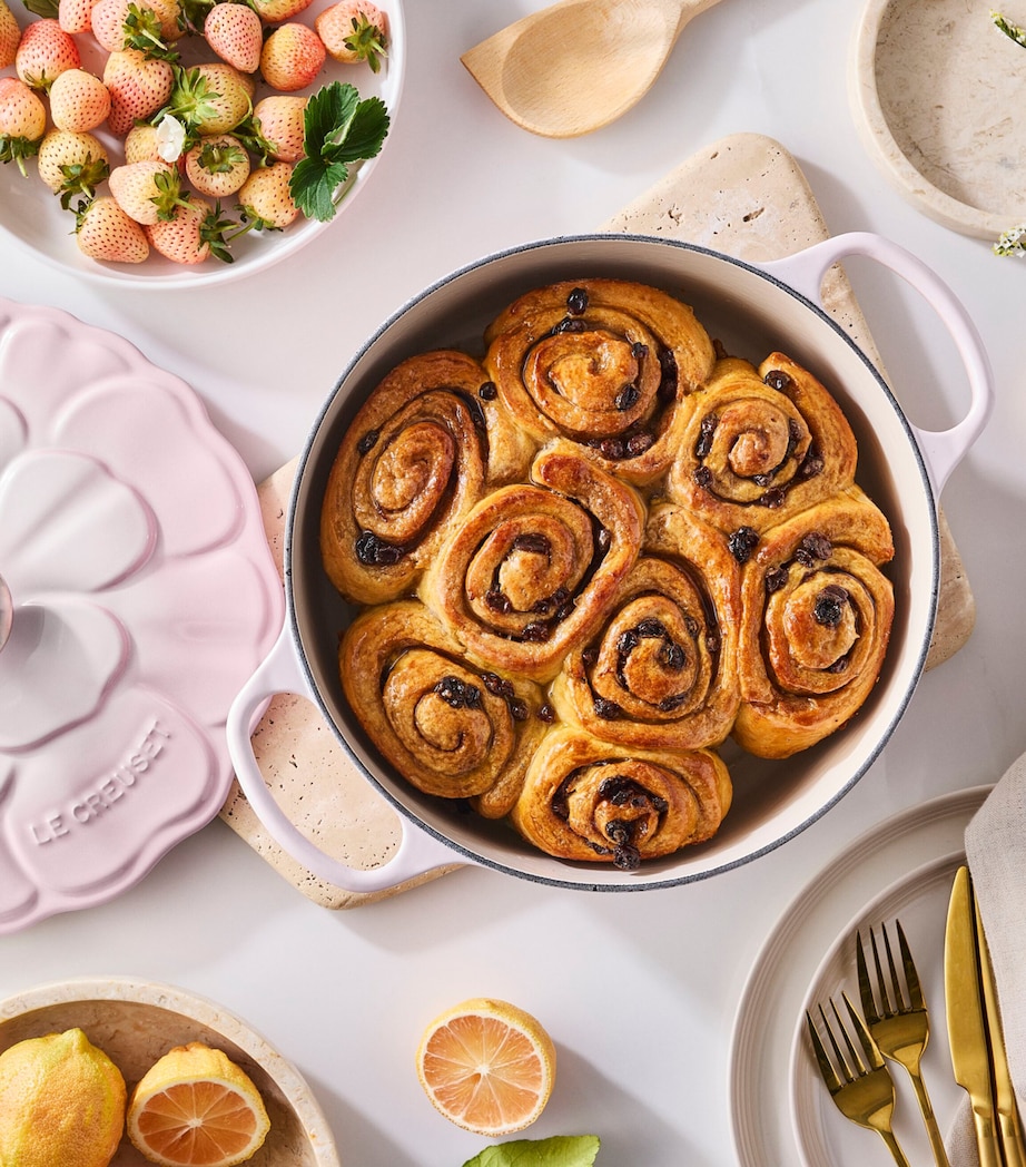 Le Creuset Cast Iron Round Petal Casserole Dish (26cm) Shell Pink Image 9
