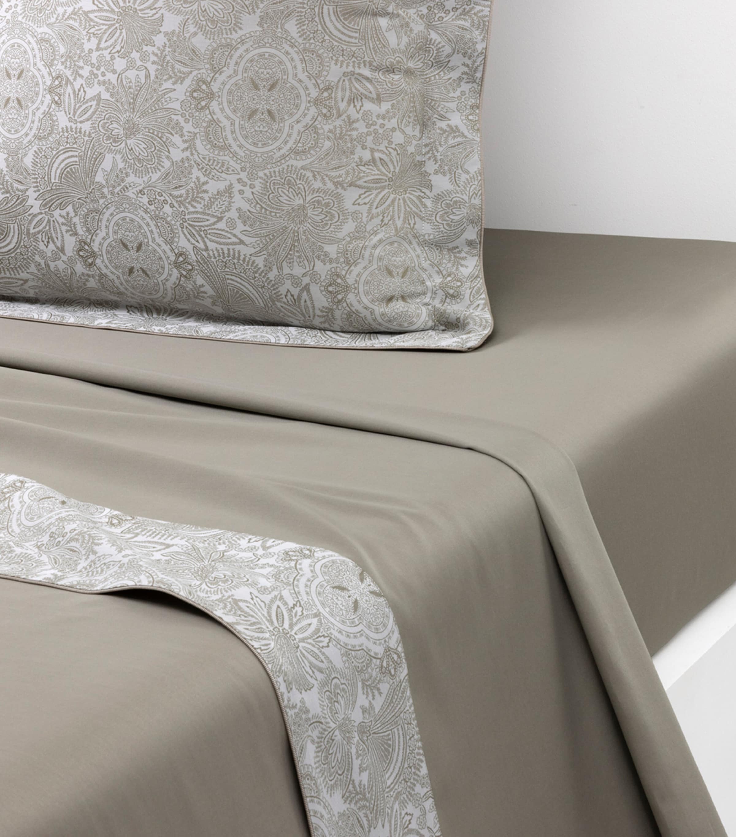 Yves Delorme Jacquard Patio Super King Flat Sheet (270cm x 295cm) Multicoloured Image 2