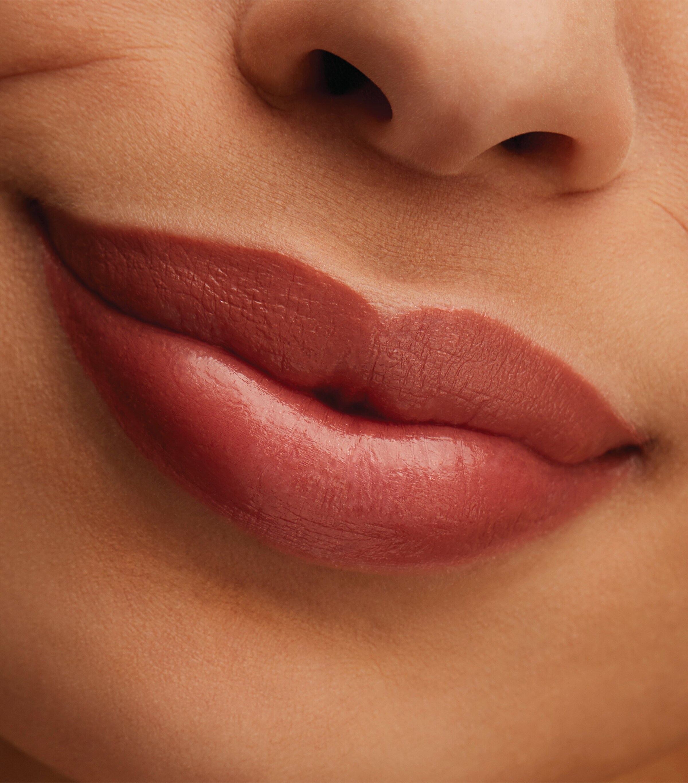 Lustreglass Sheer-Shine Lipstick HUG ME Image 10