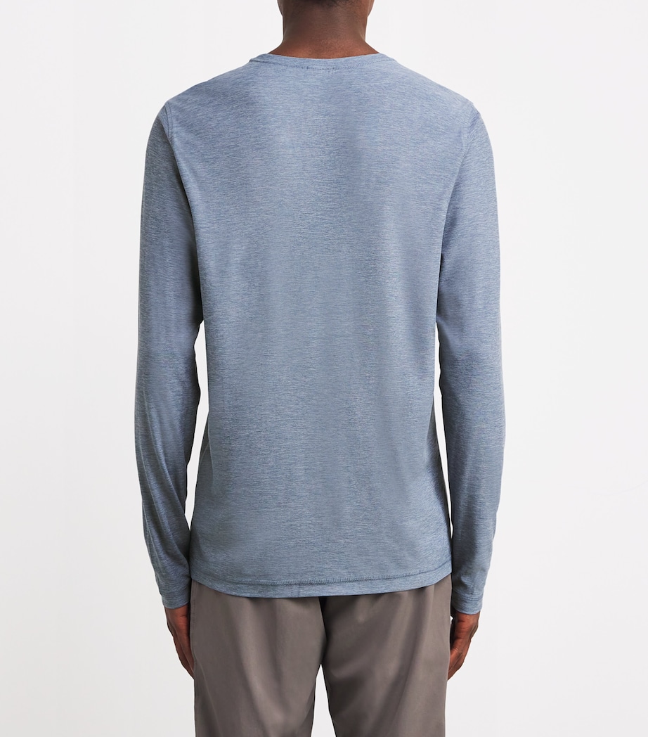 VUORI Mens Strato Tech Long-Sleeve T-Shirt Chambray Heather Image 4