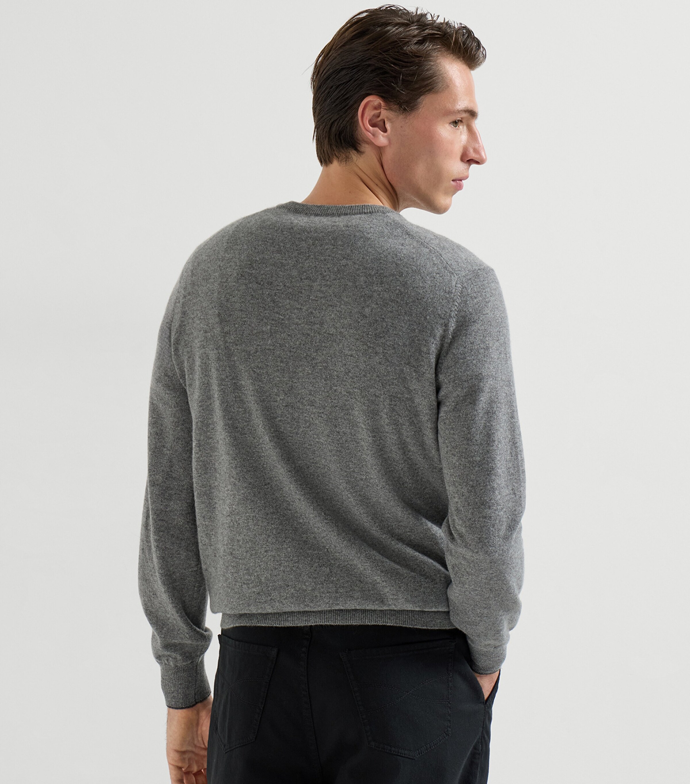 Brunello Cucinelli Mens Cashmere V-Neck Sweater Image 4