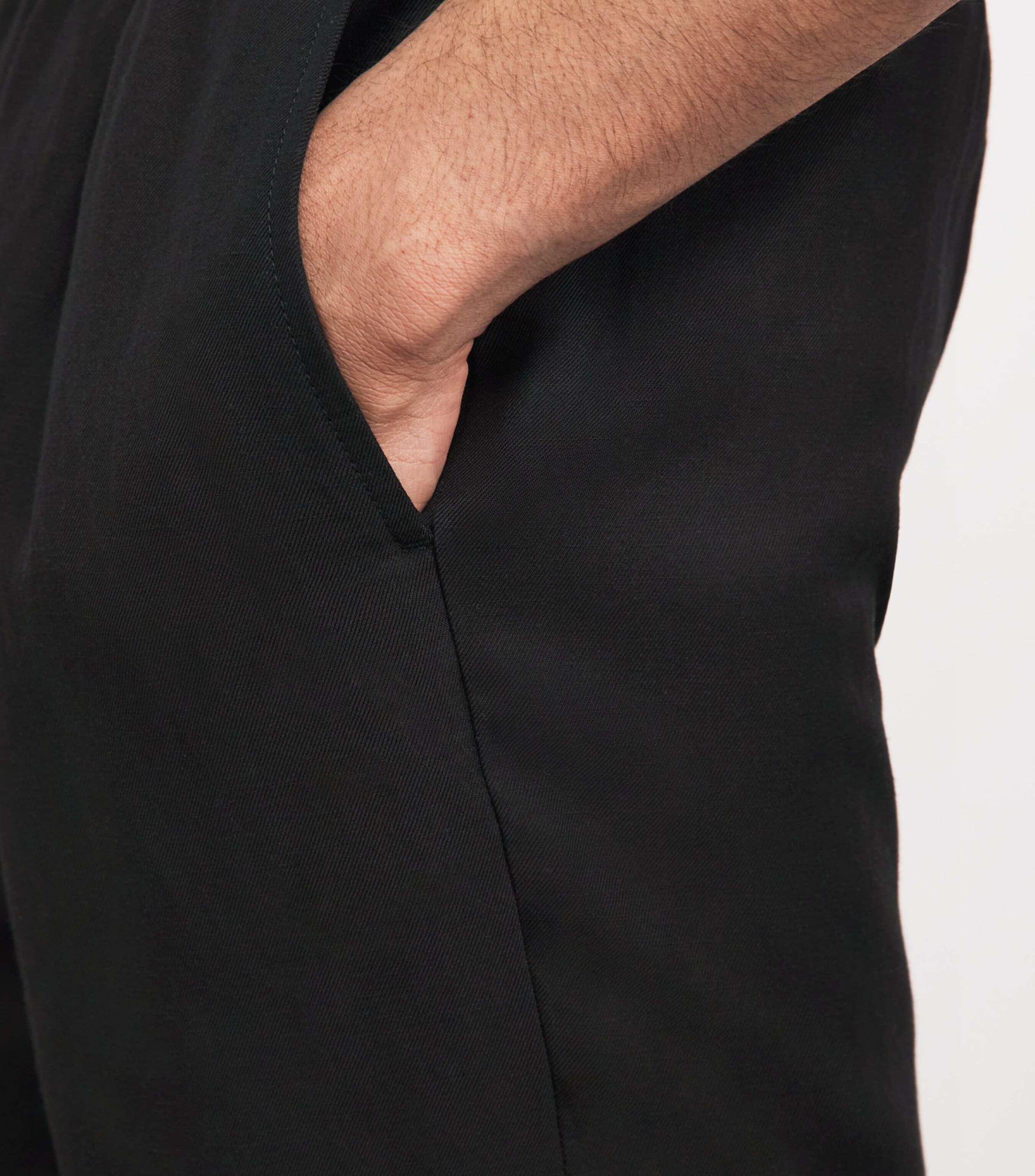 AMI Paris Mens Mid-Rise Straight Shorts Noir Image 3