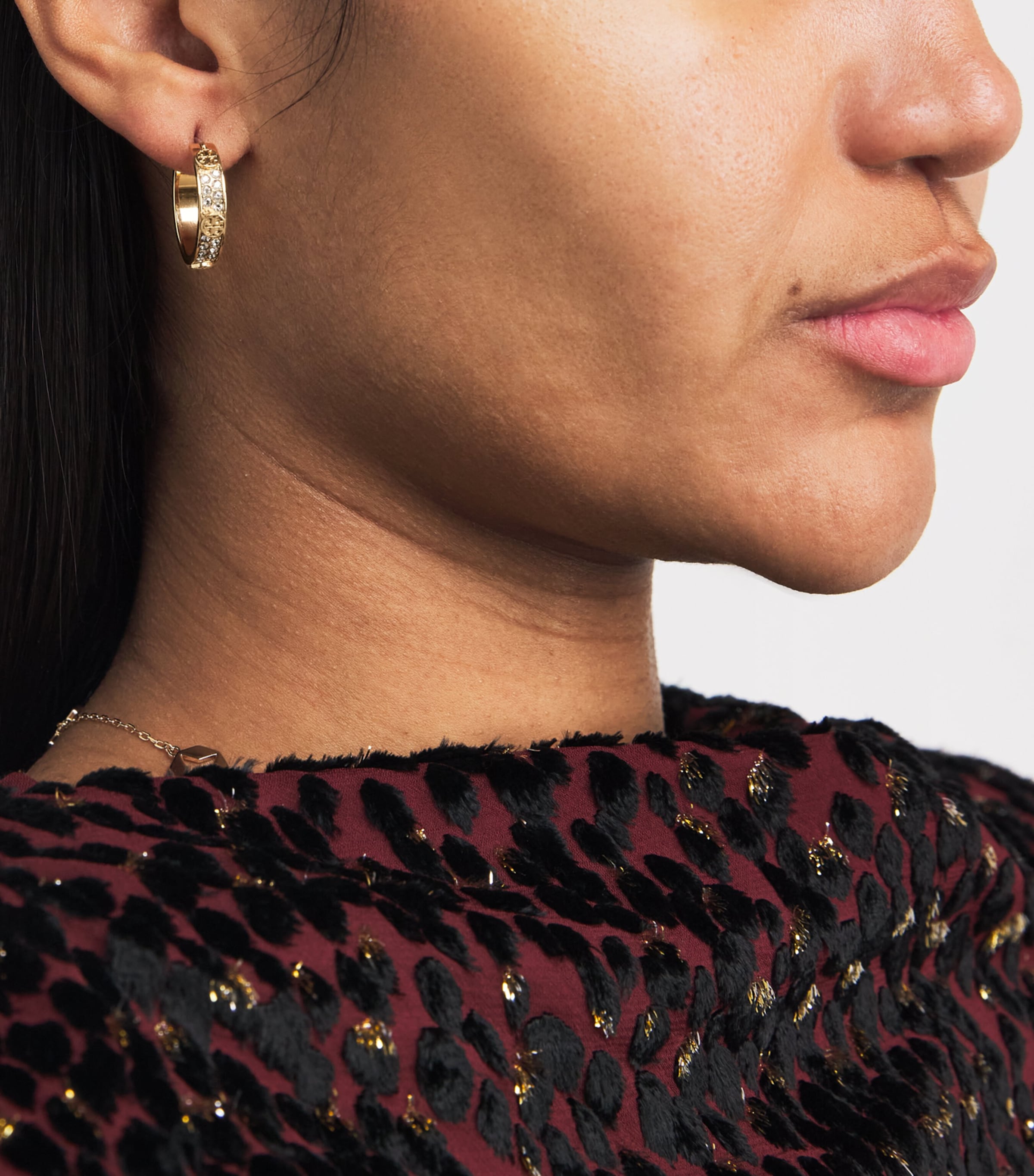 Small Icon Pavé Hoop Earrings TORY GOLD / CRYSTAL Image 2