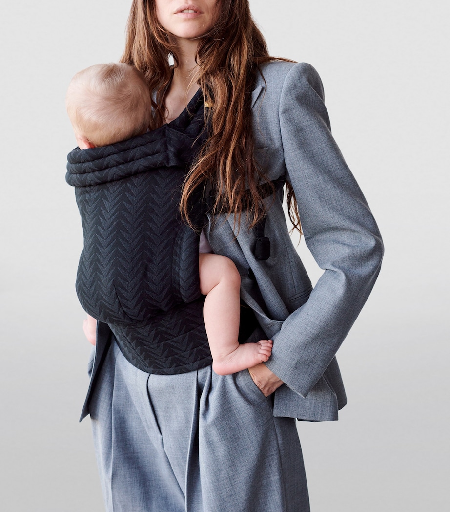 Artipoppe Black Zeitgeist Baby Carrier Arrow Zorro Harrods UK artipoppe-black-zeitgeist-baby-carrier-arrow-zorro-harrods-uk