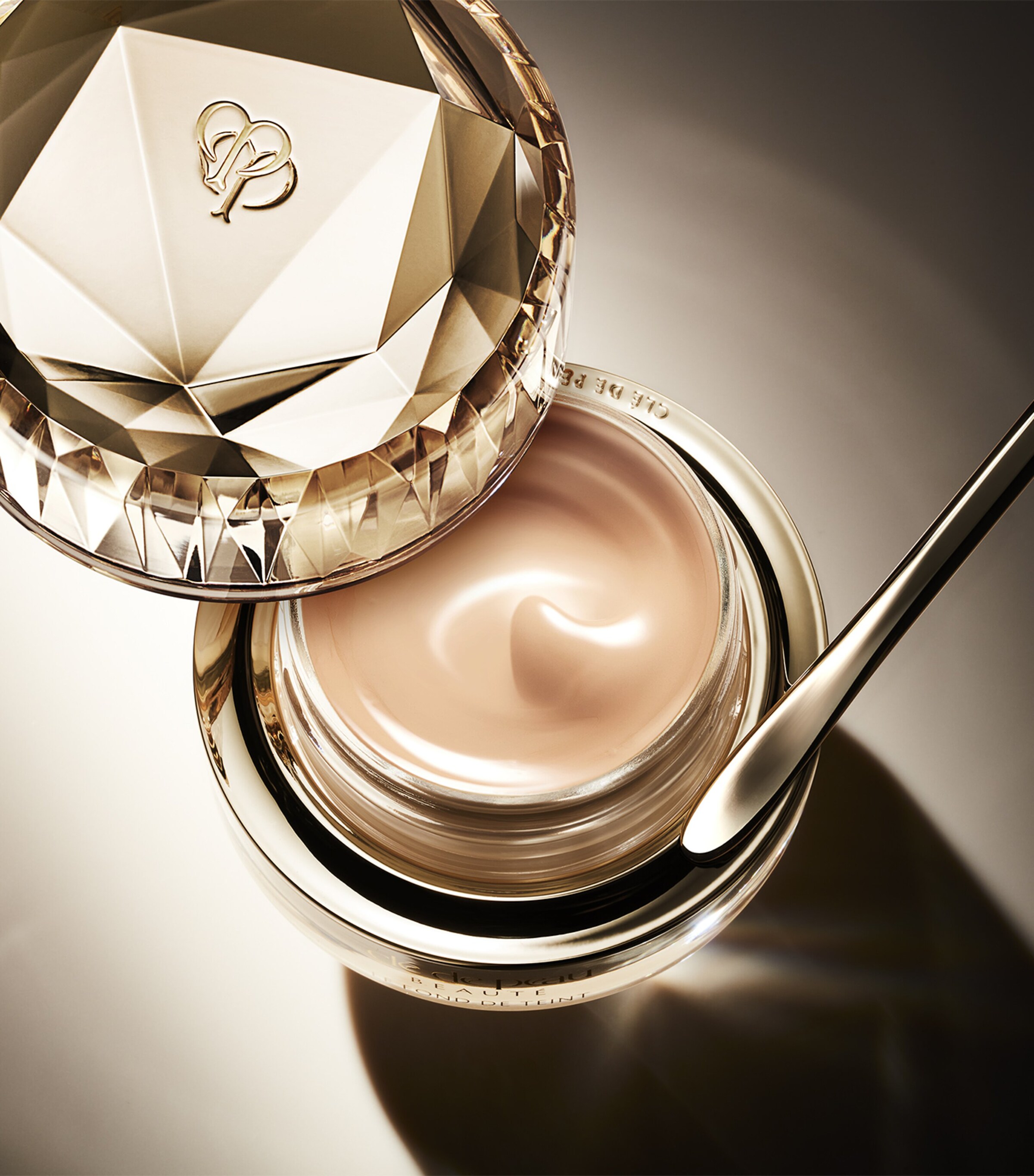 Clé de Peau Beauté The Foundation Image 4