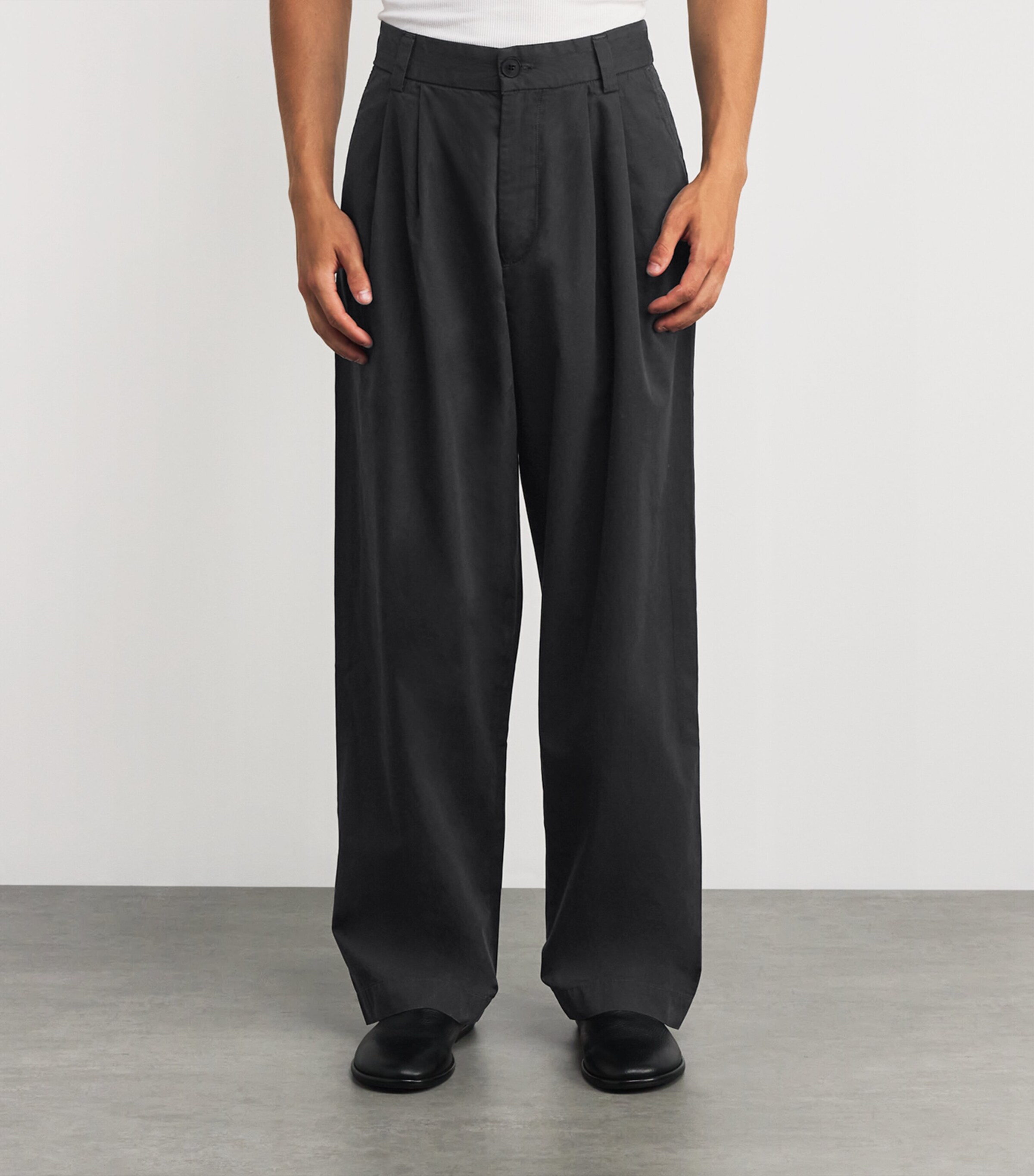 AGOLDE Mens Cotton Pleated Slater Trousers Reservoir Dk Charcol Image 3