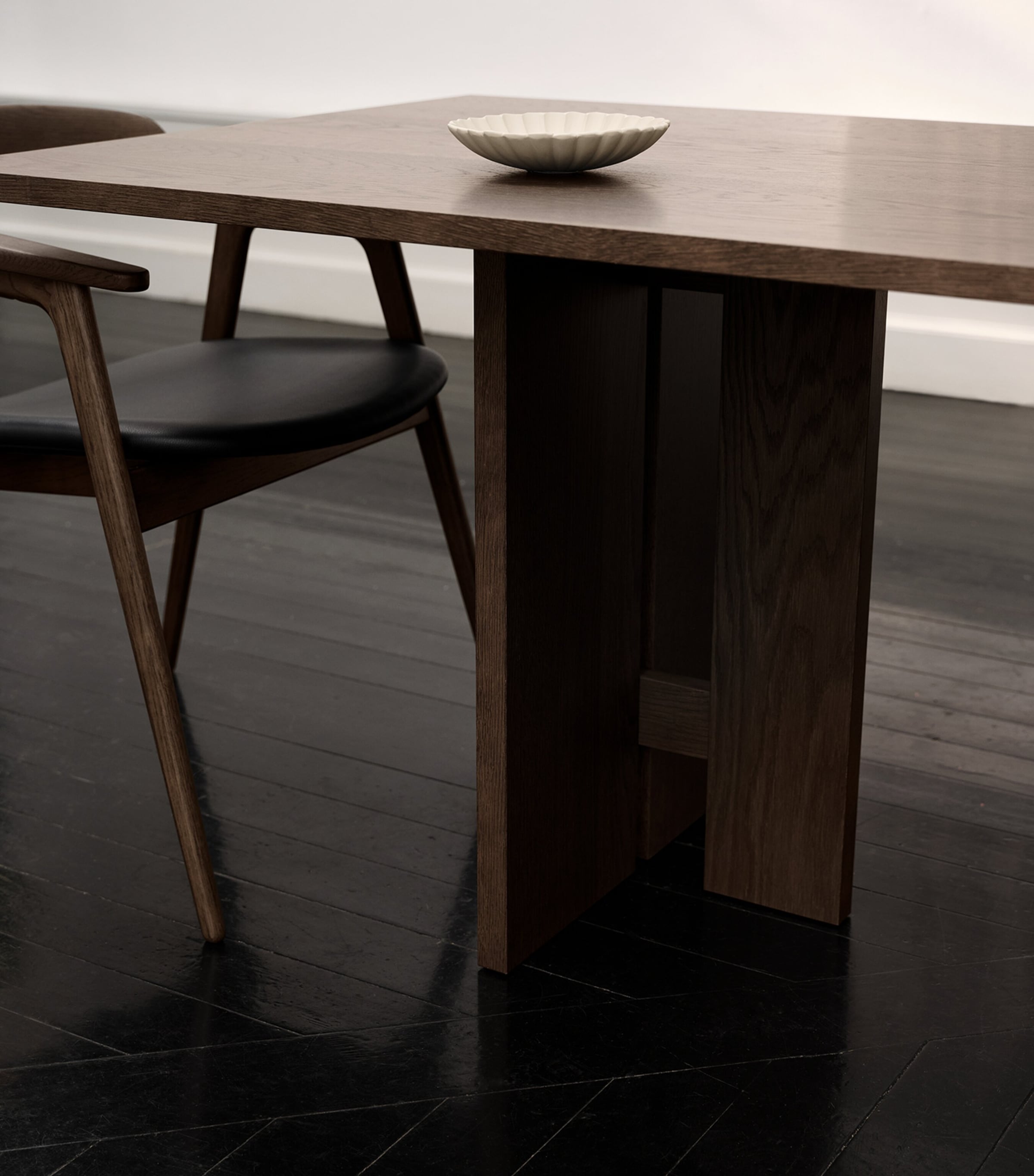 BoConcept Large Oak Axo Dining Table Dark Oak Image 4