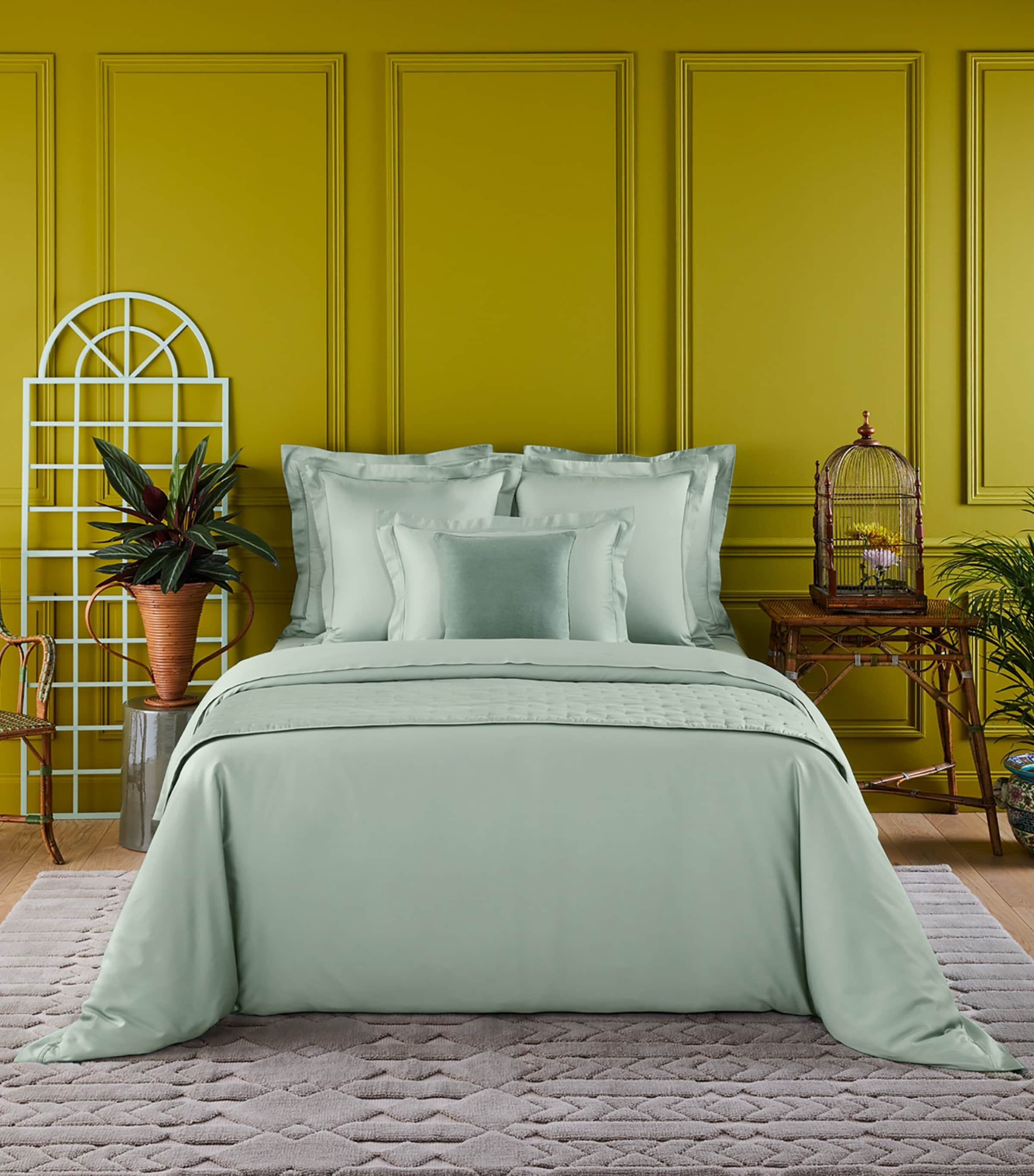 Shop Yves Delorme Triomphe King Fitted Sheet In Green