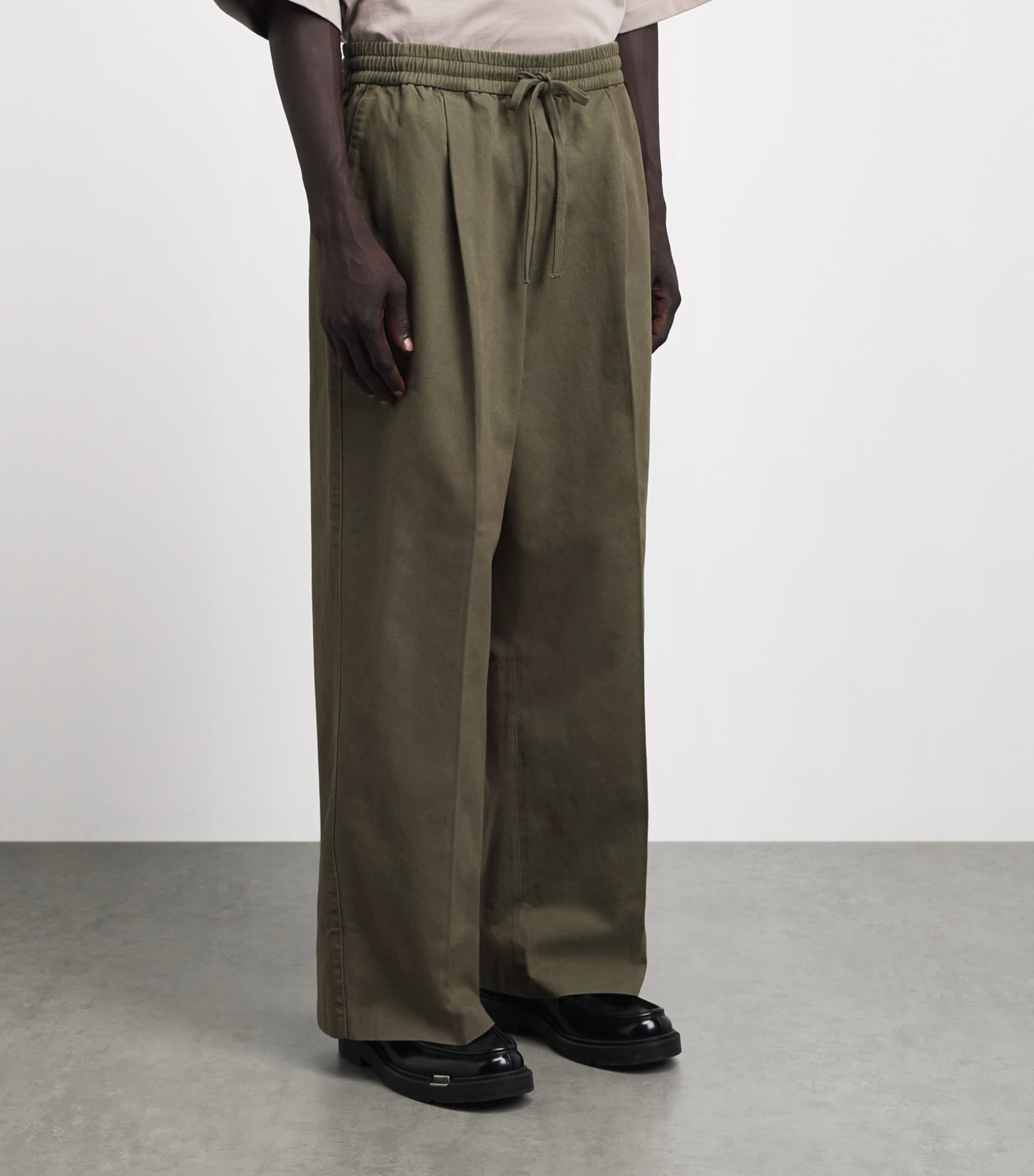 FEAR OF GOD ESSENTIALS Mens Cotton Pleated Drawstring Trousers Moss Image 4