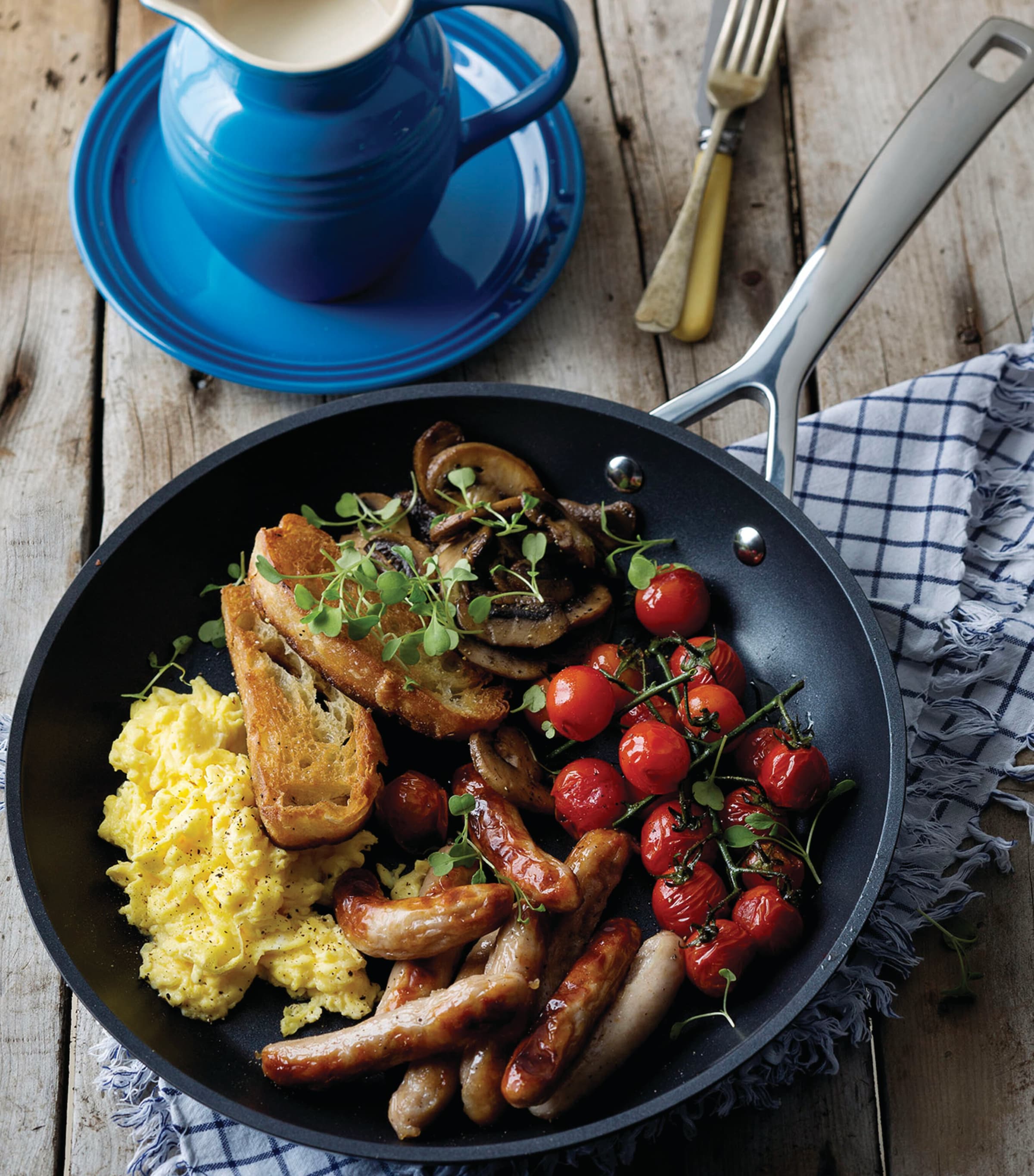 Le Creuset Toughened Non-Stick Shallow Frying Pan (25cm) Black Image 3
